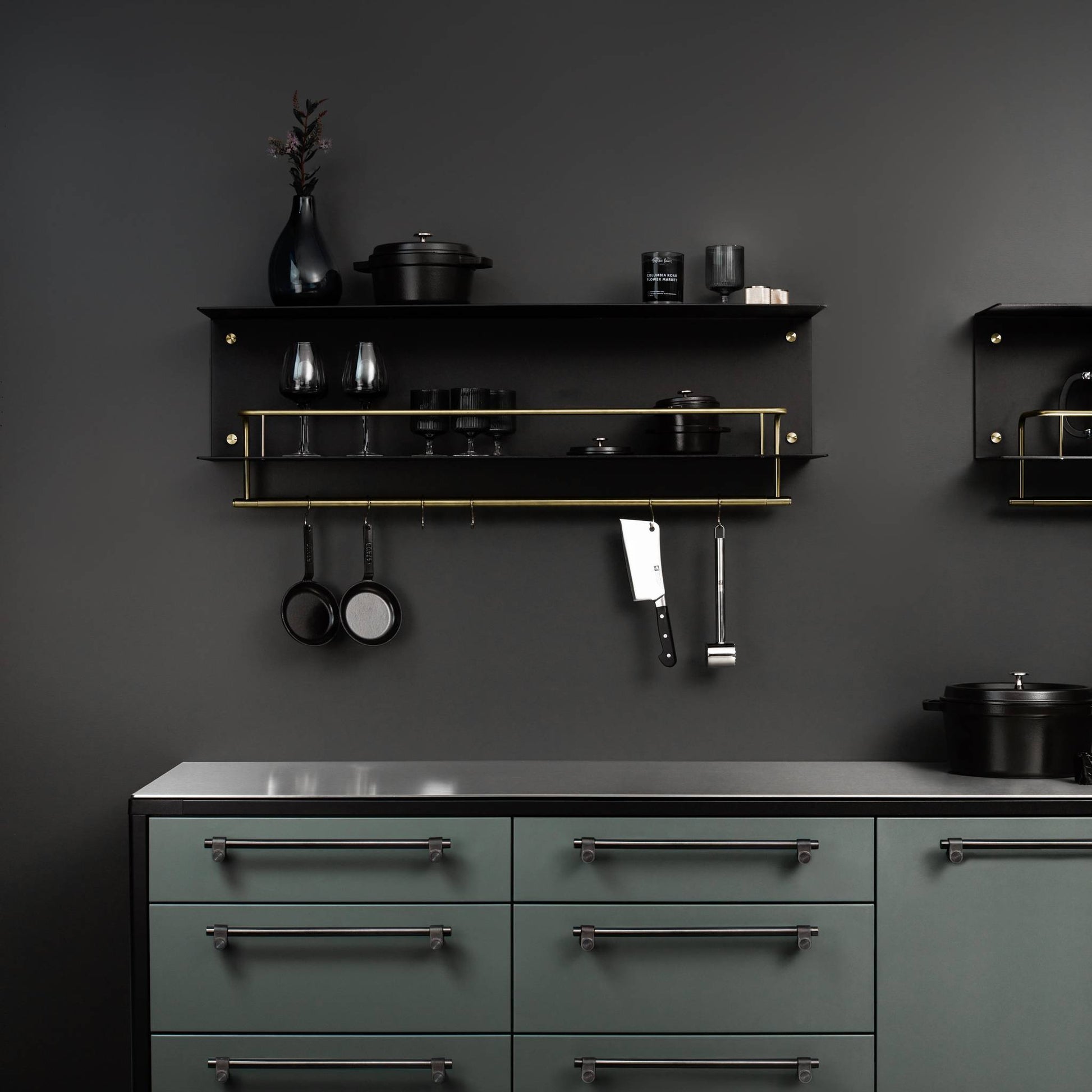 buster + punch | wandplank kitchen shelf hanger | zwart