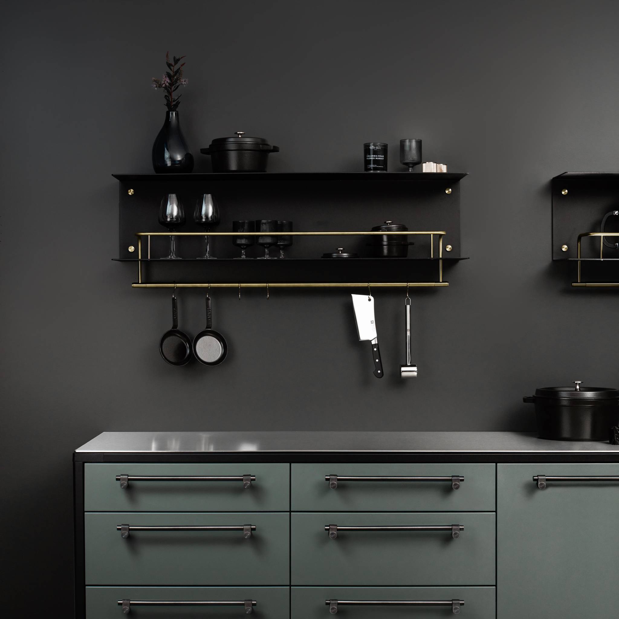buster + punch | wandplank kitchen shelf hanger | zwart