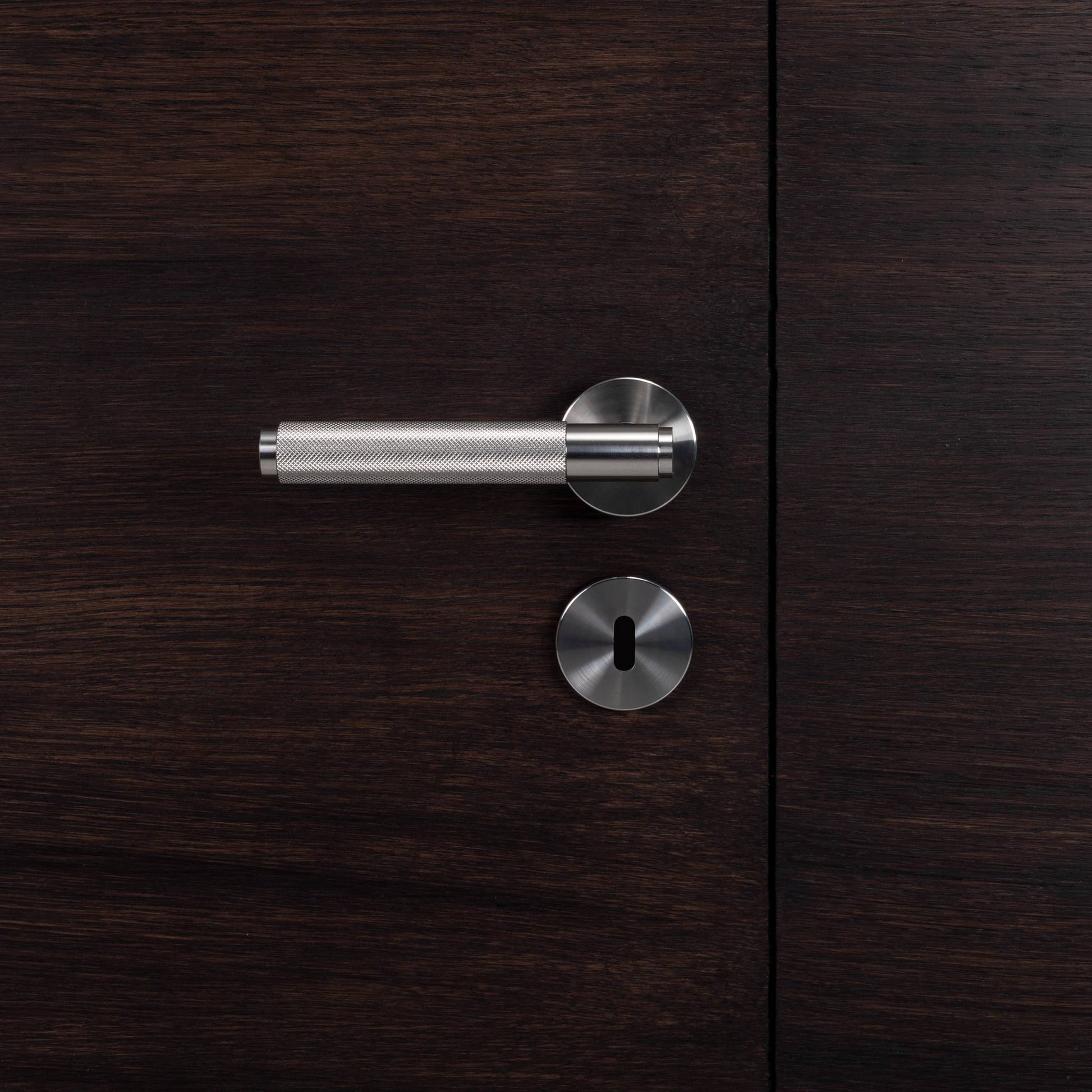 Buster + Punch Cross deurkruk op rozet steel – productfoto