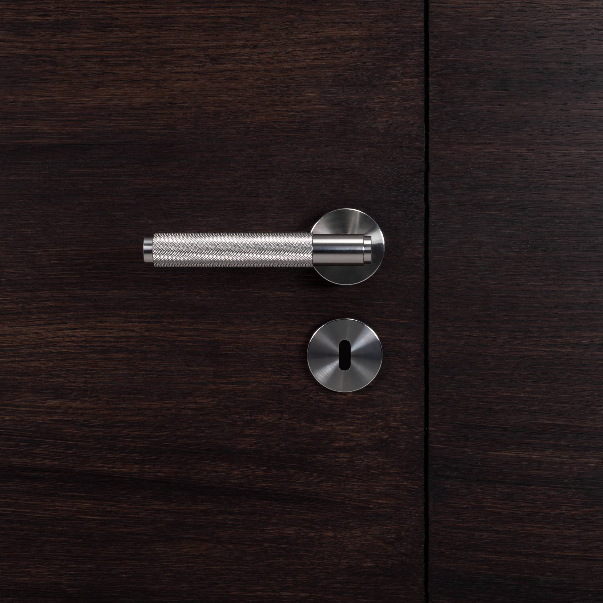 Buster + Punch Cross deurkruk op rozet steel – productfoto
