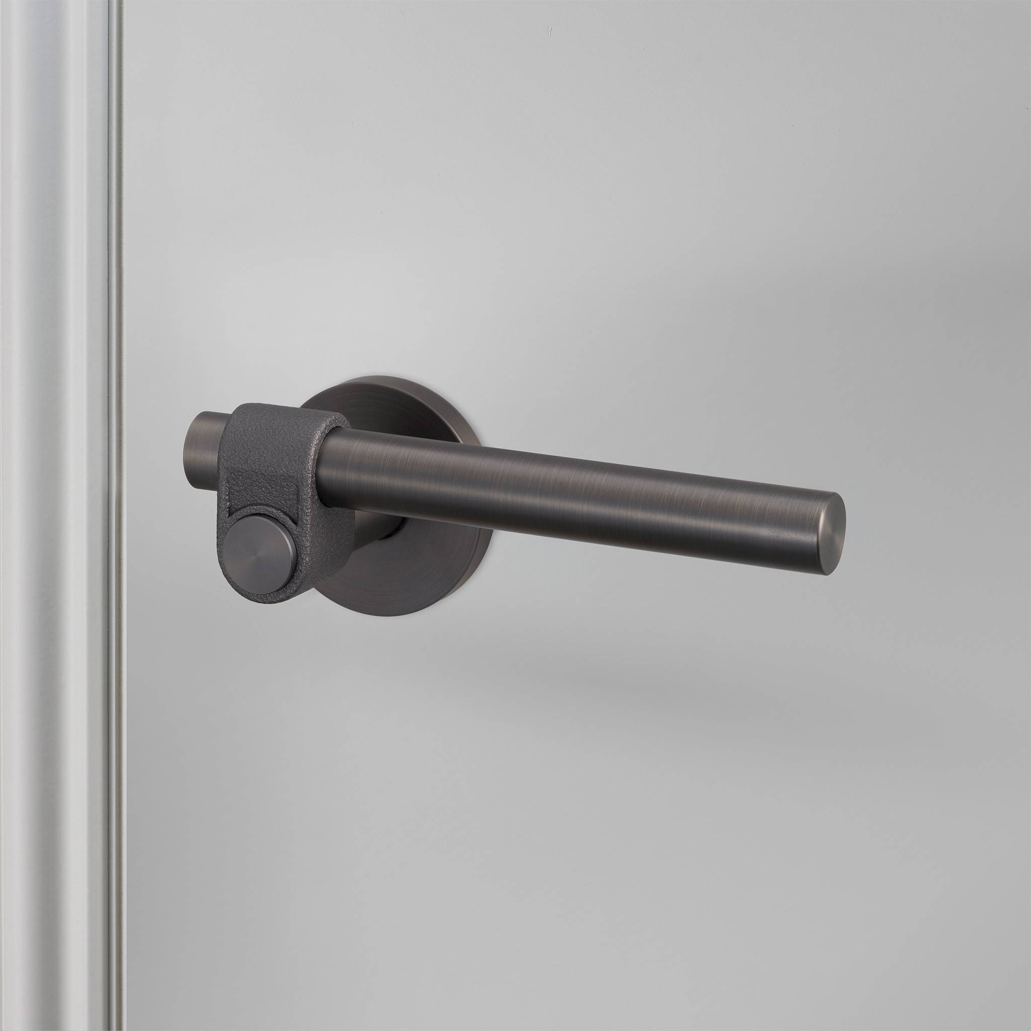 buster + punch cast | deurkruk op rozet | smoked bronze