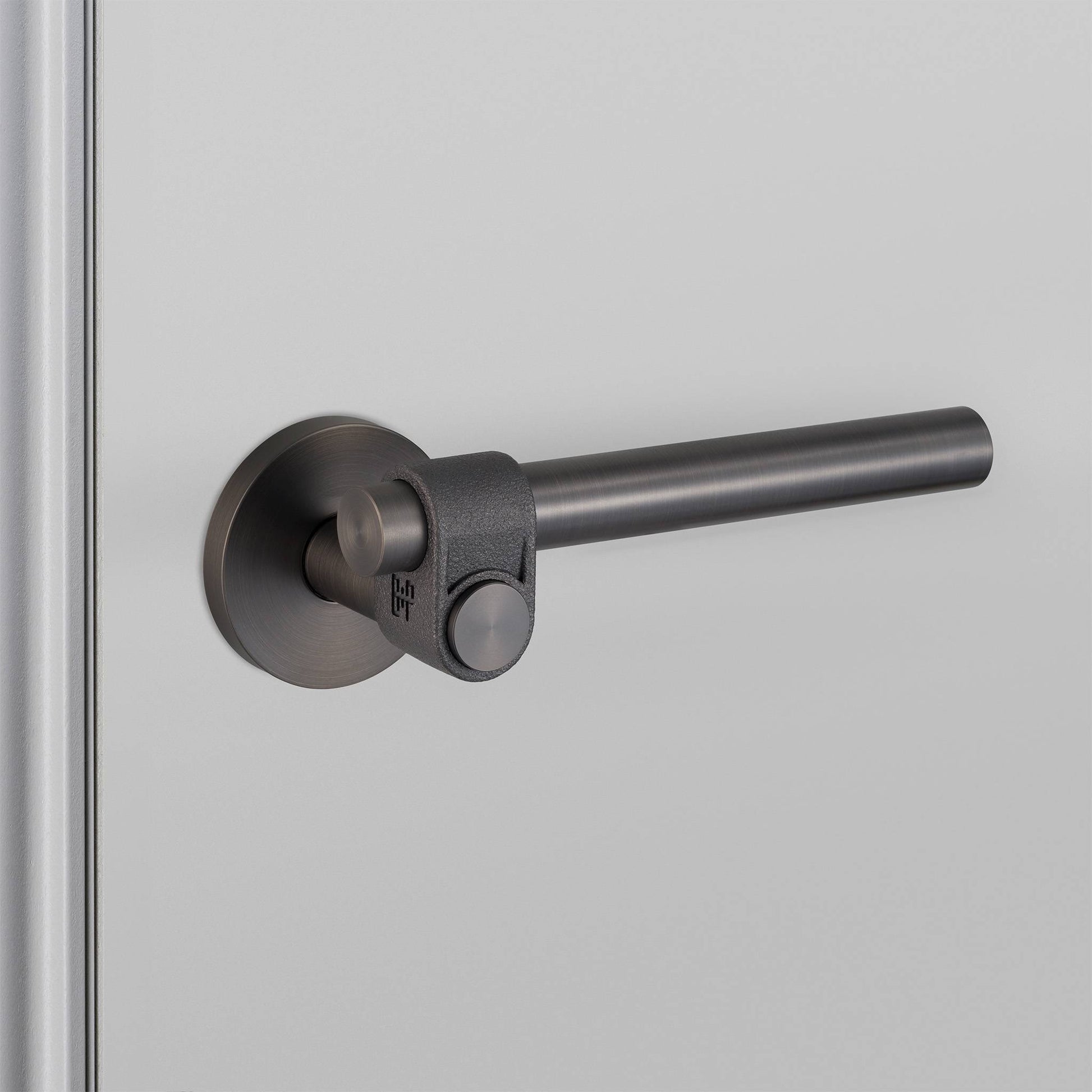 buster + punch cast | deurkruk op rozet | smoked bronze