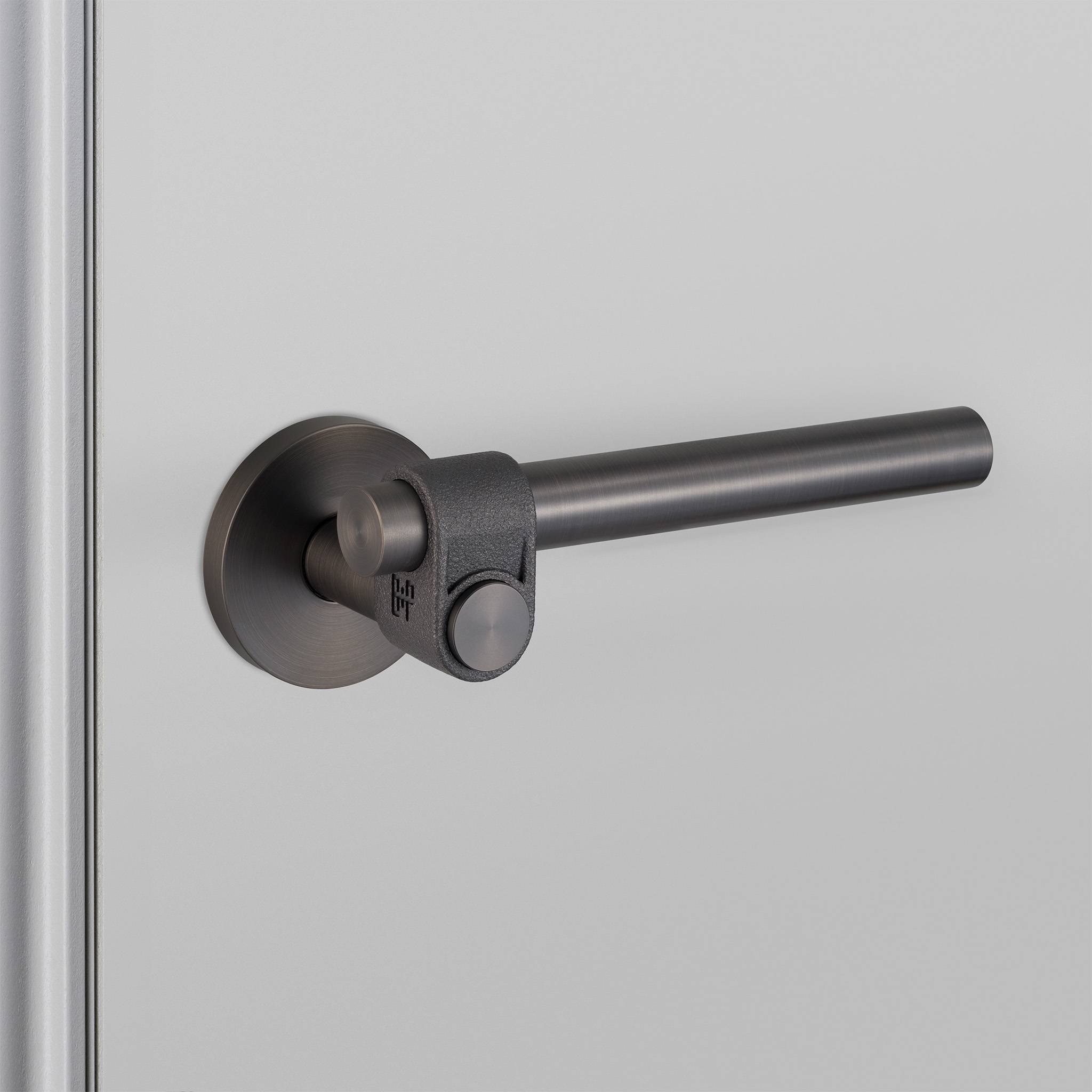 buster + punch cast | deurkruk op rozet | smoked bronze