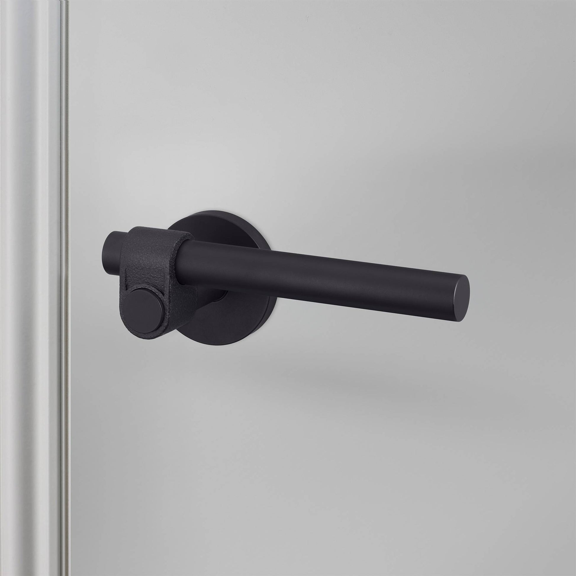 buster + punch cast | deurkruk op rozet | welders black