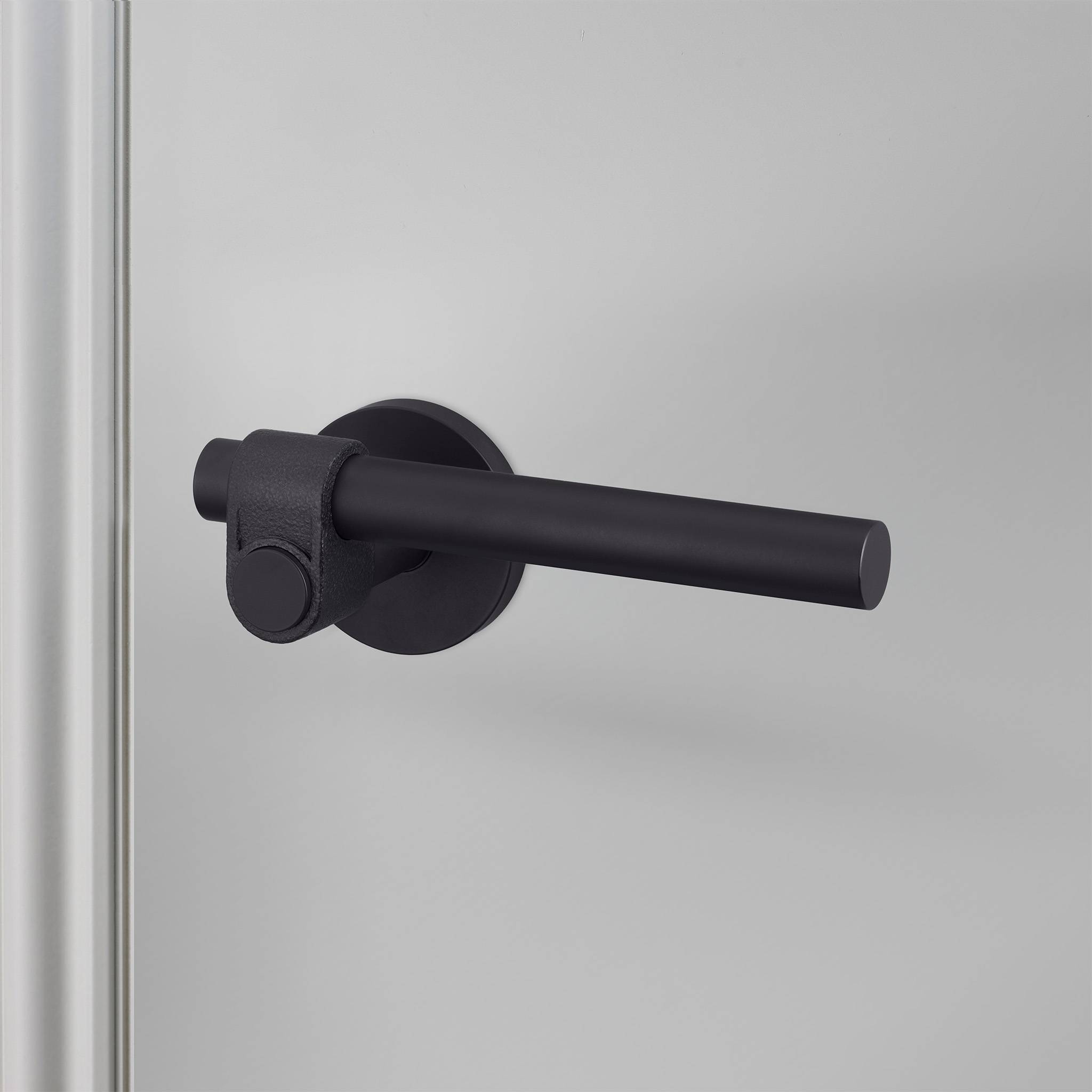 buster + punch cast | deurkruk op rozet | welders black