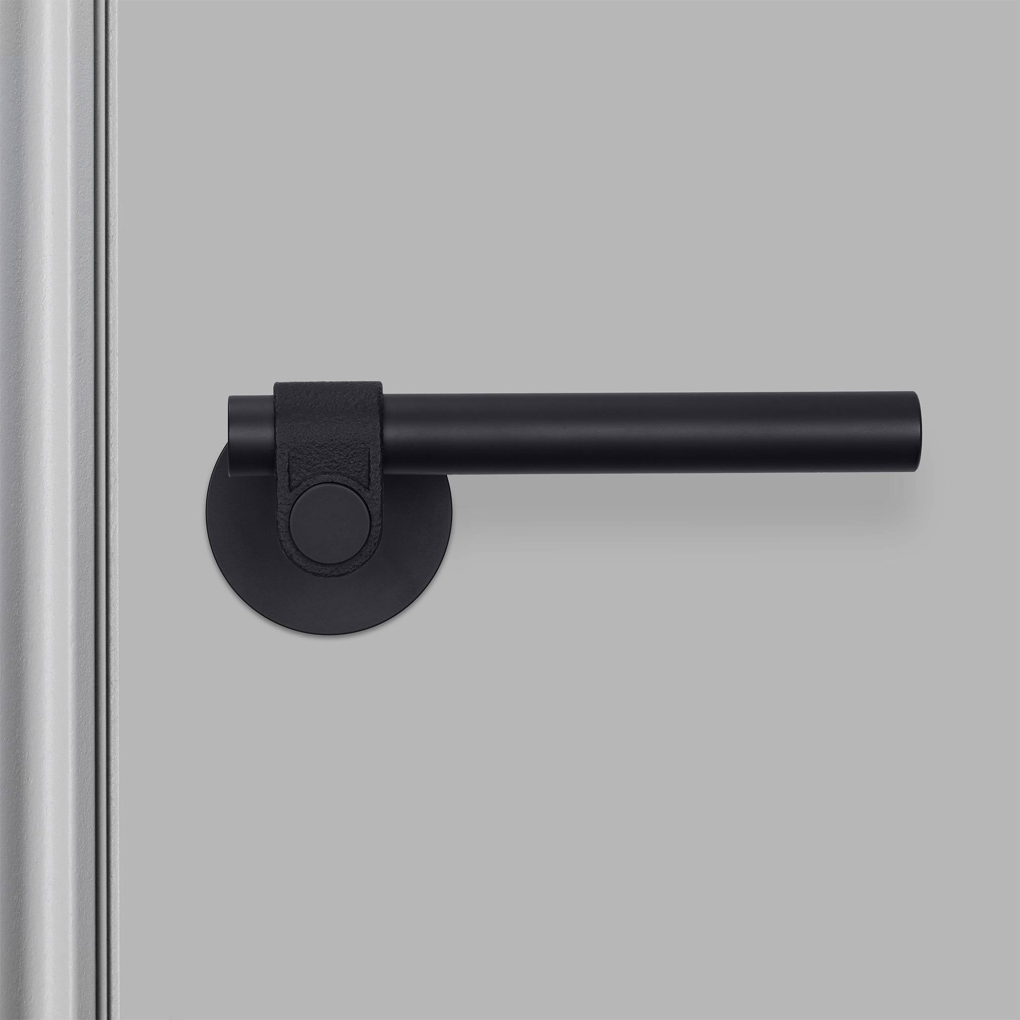 Buster + Punch Cast deurkruk op rozet welders black – gemonteerd op deur