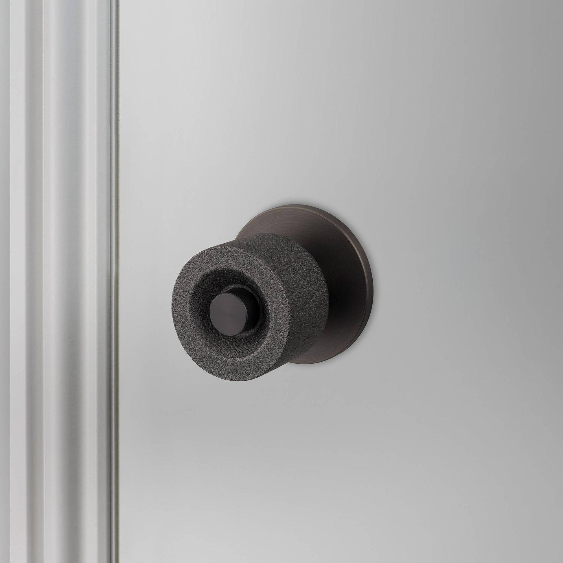 buster + punch cast | deurknop op rozet (draaibaar) | smoked bronze