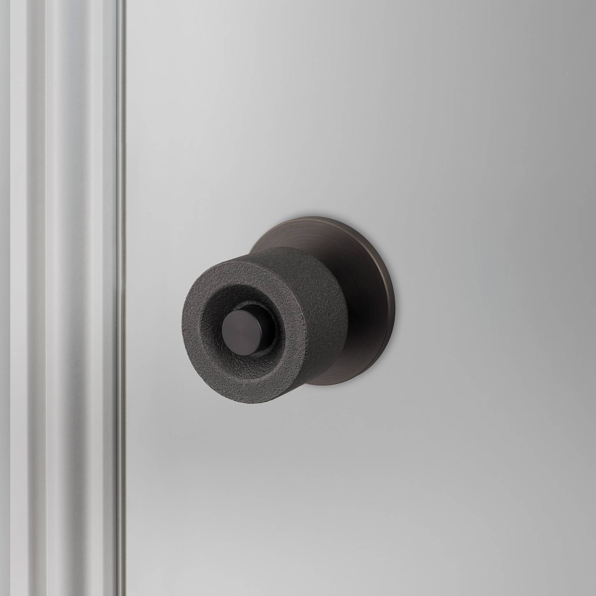 buster + punch cast | deurknop op rozet (draaibaar) | smoked bronze