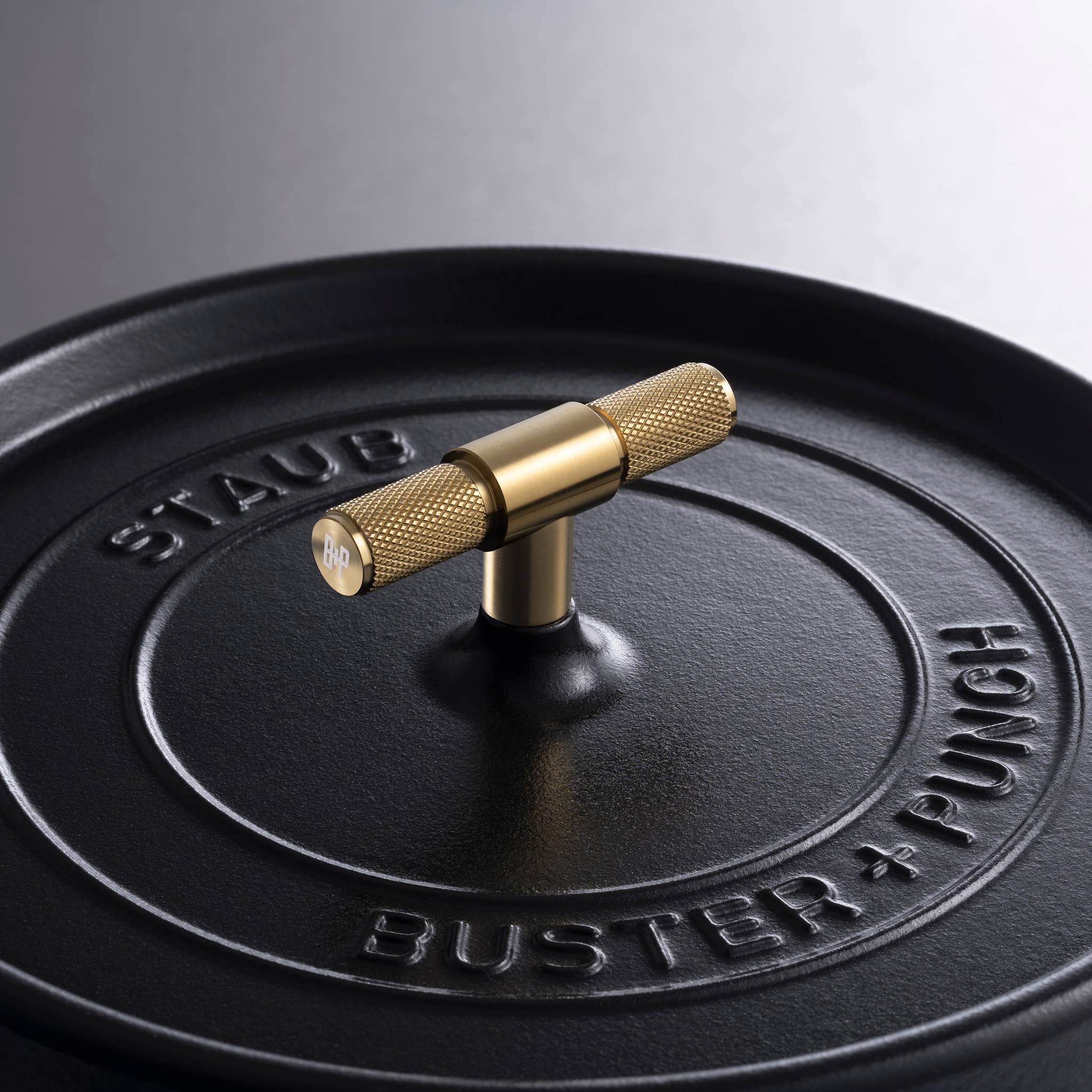 Buster + Punch | Cocotte Cross Staub 28 cm | Goud