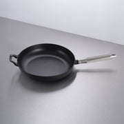 Buster + Punch | Koekenpan Cross Staub 28 cm | Zilver