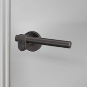 buster + punch cast | deurkruk op rozet (swe) | smoked bronze