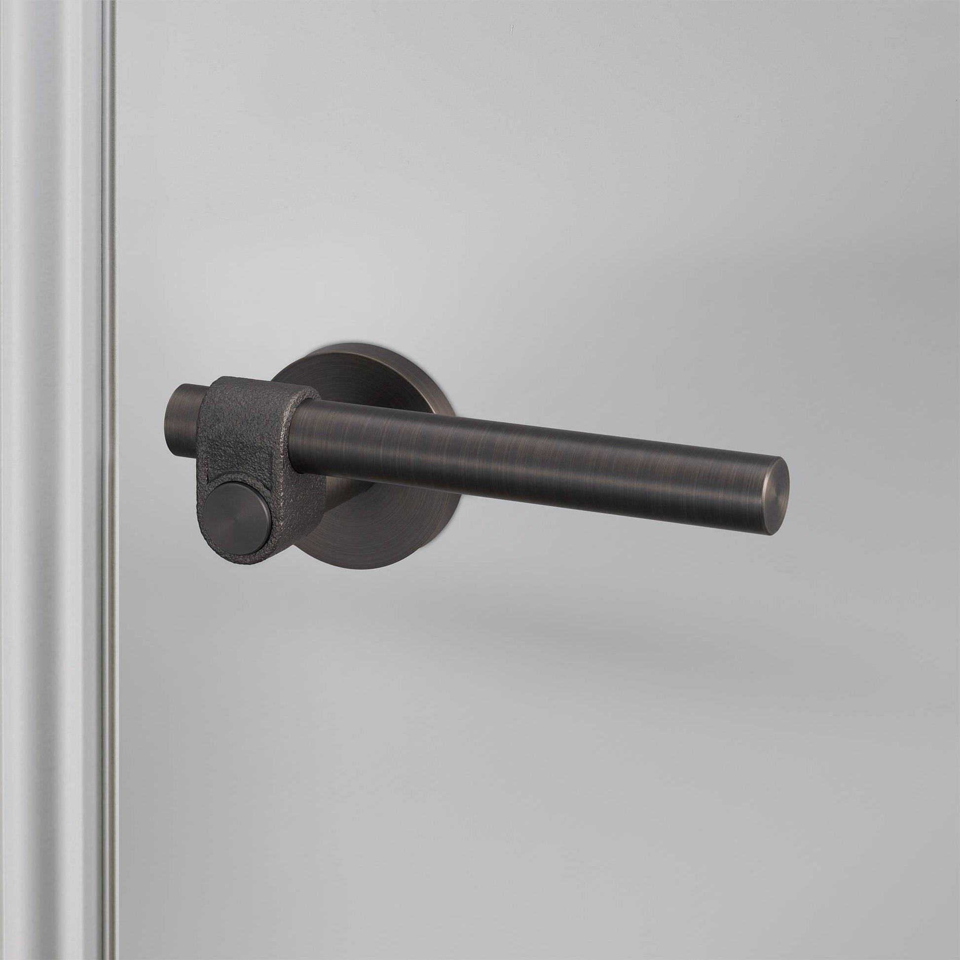 buster + punch cast | deurkruk op rozet (swe) | smoked bronze