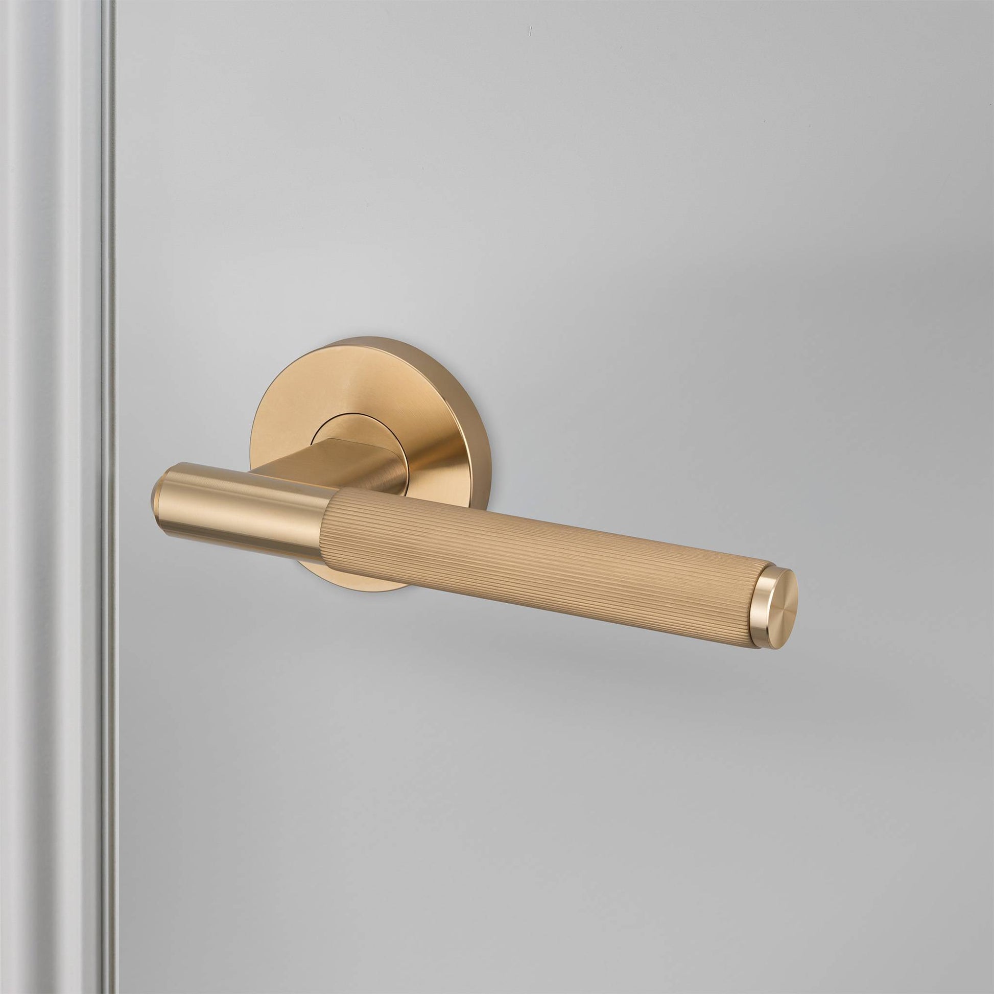 buster + punch linear | deurkruk op rozet (swe) | brass