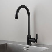 buster + punch | keukenkraan mixer cross | welders black