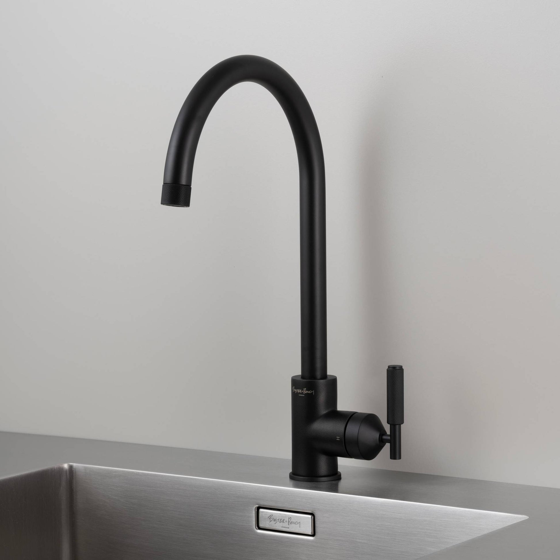 buster + punch | keukenkraan mixer cross | welders black