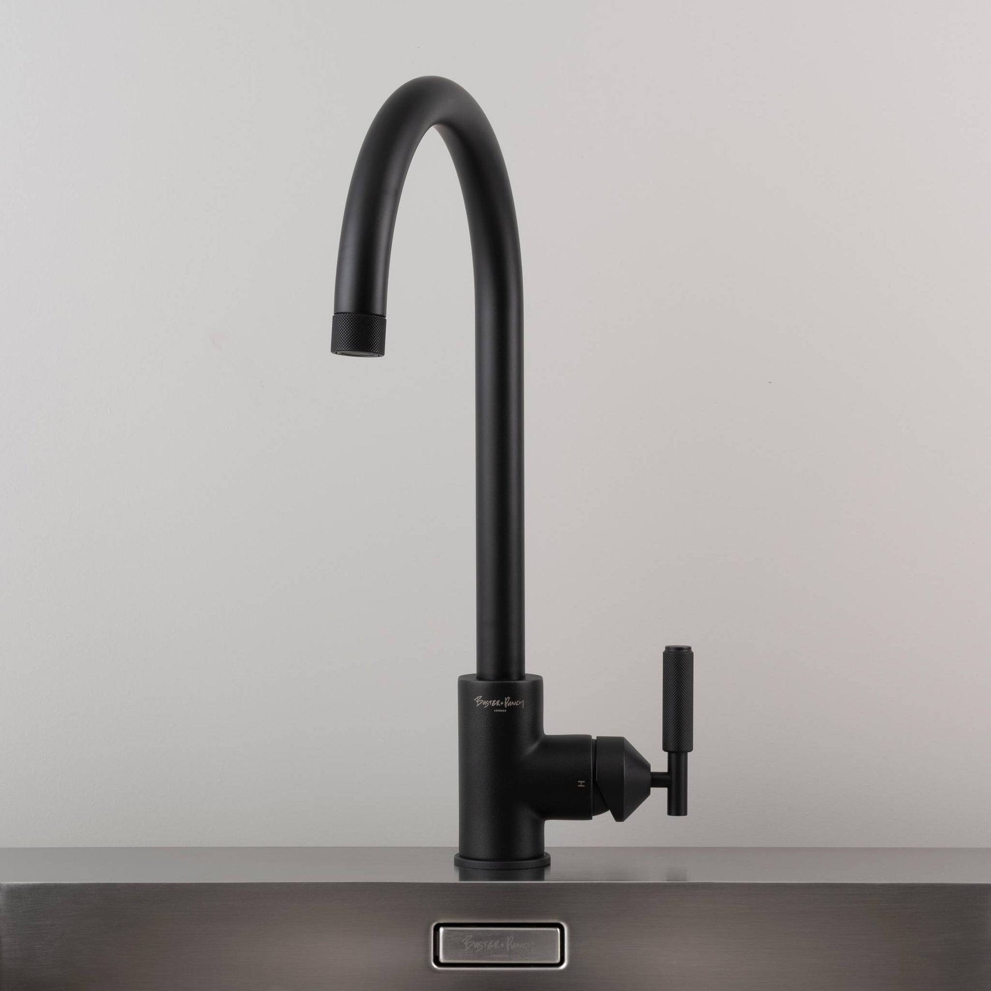 buster + punch | keukenkraan mixer cross | welders black