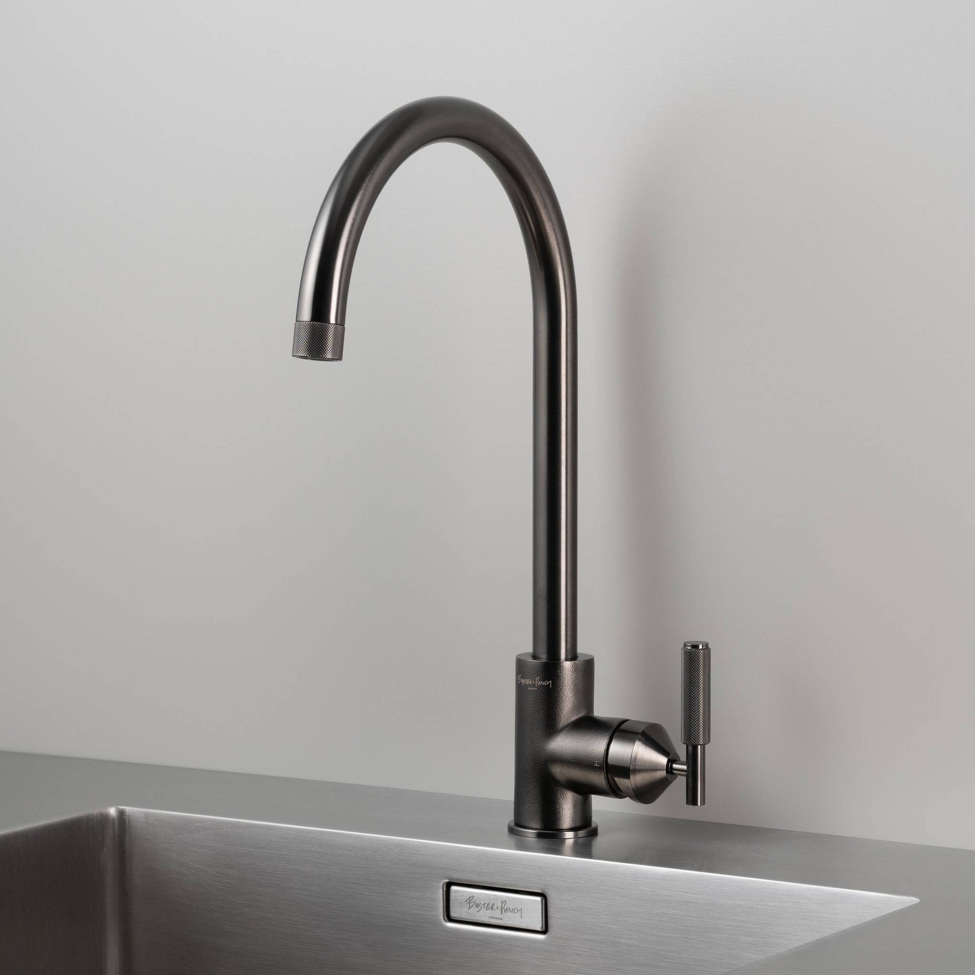 buster + punch | keukenkraan mixer cross | gun metal