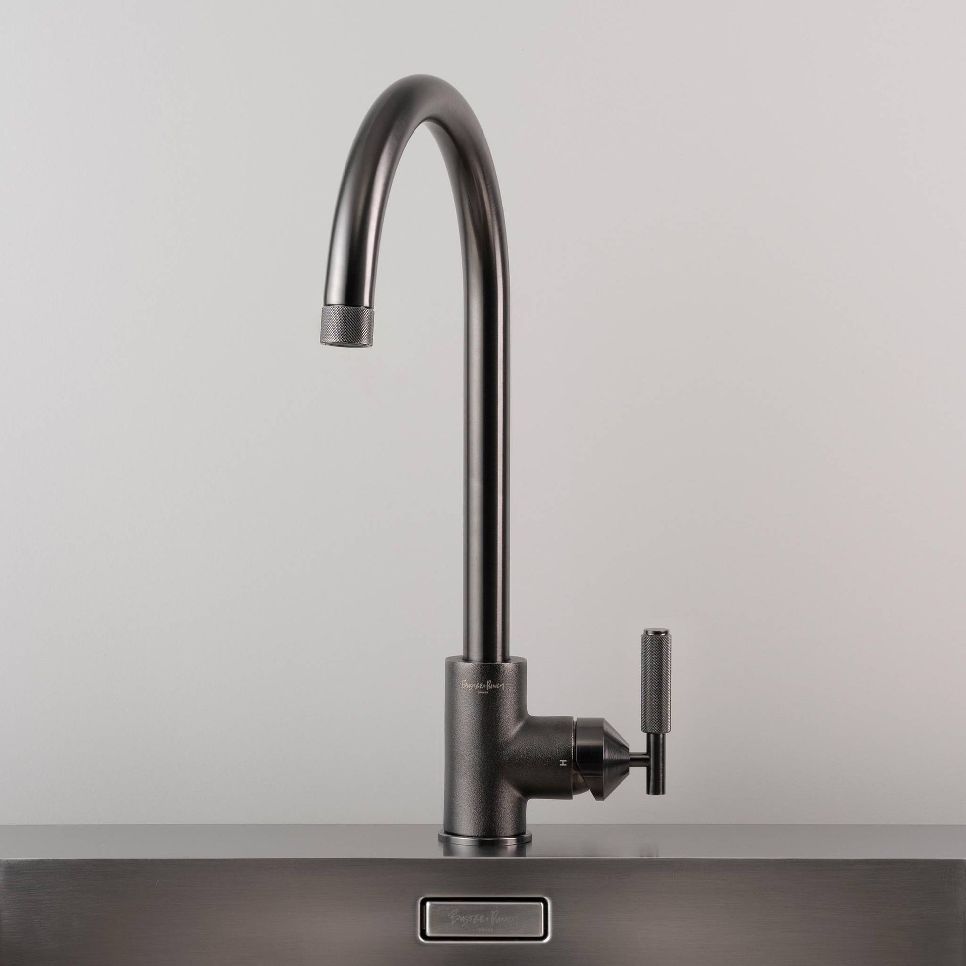 buster + punch | keukenkraan mixer cross | gun metal