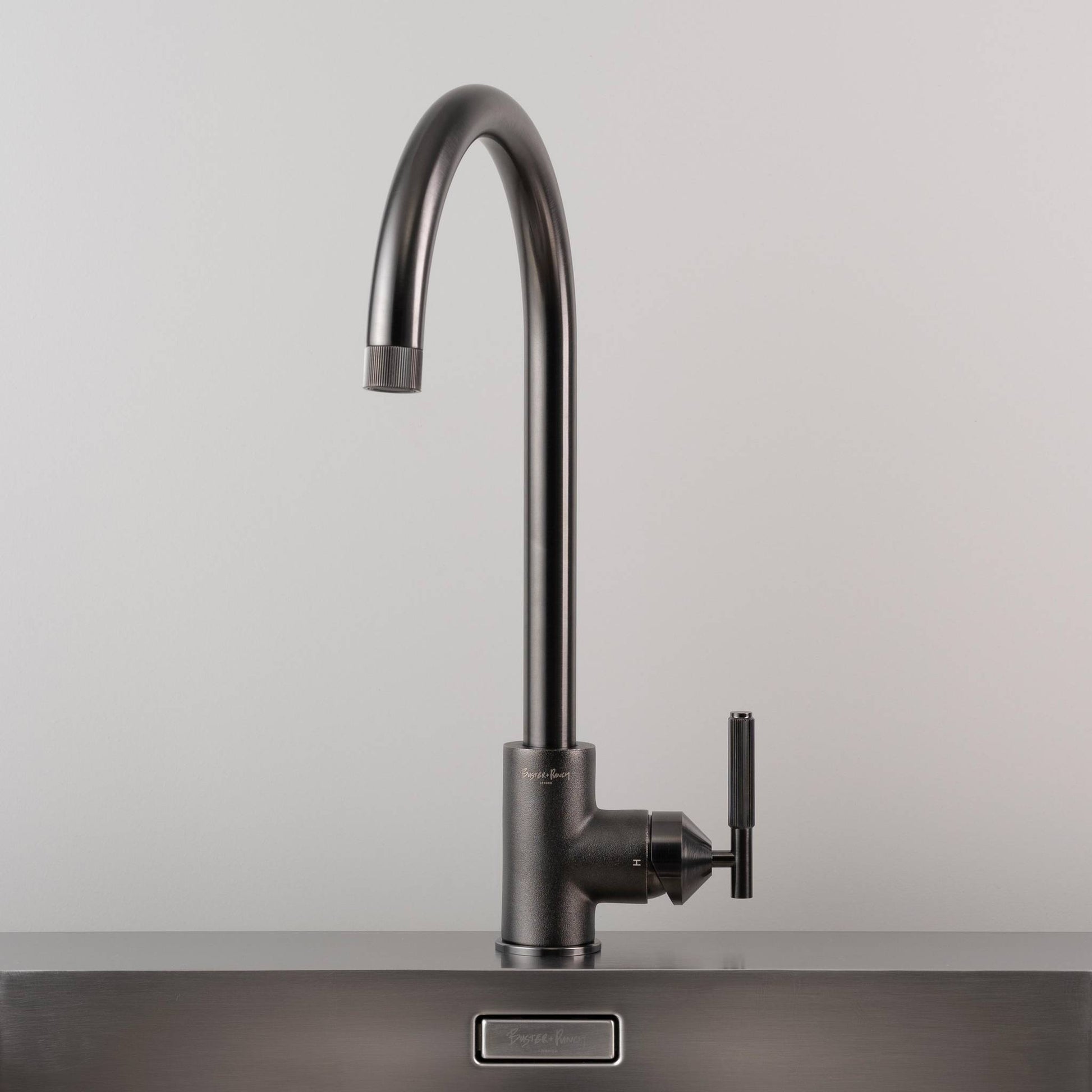 buster + punch | keukenkraan mixer linear | gun metal