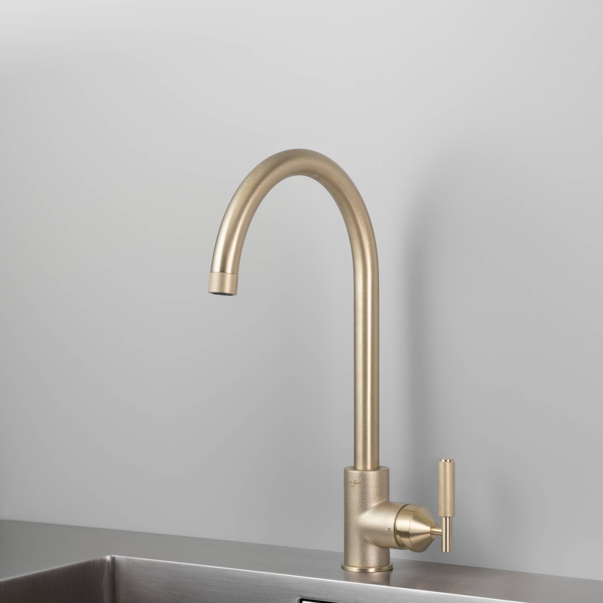 buster + punch | keukenkraan mixer cross | goud
