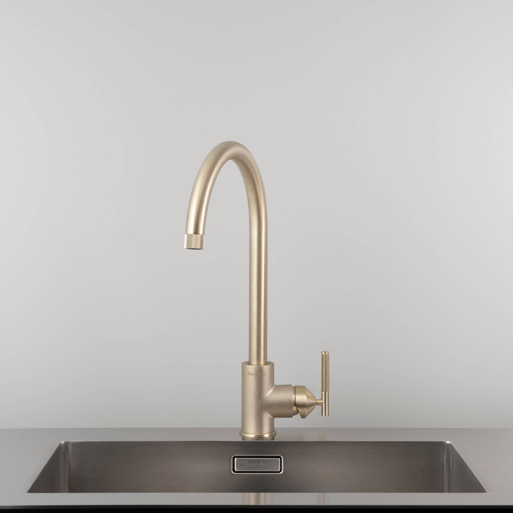 buster + punch | keukenkraan mixer cross | goud