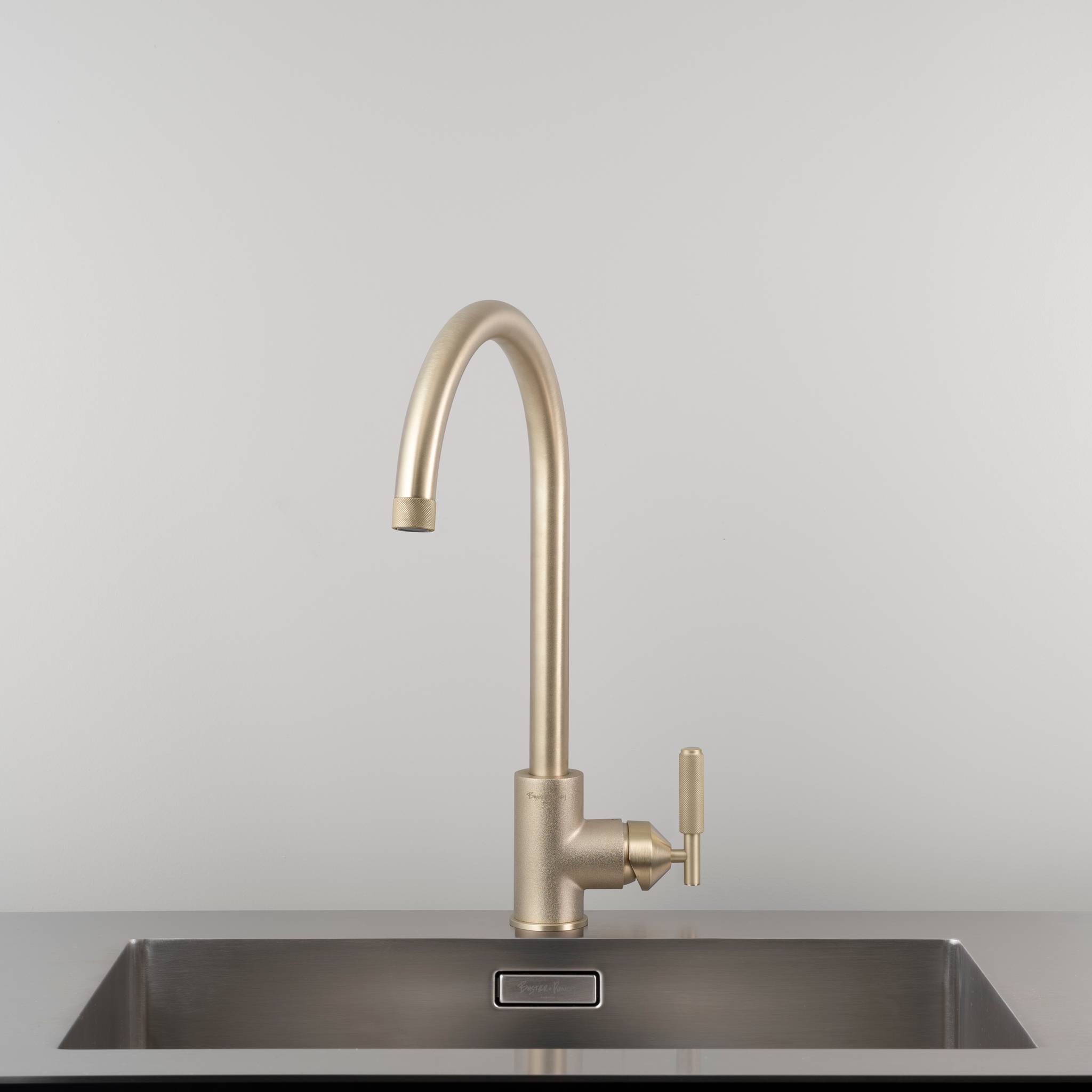 buster + punch | keukenkraan mixer linear | goud