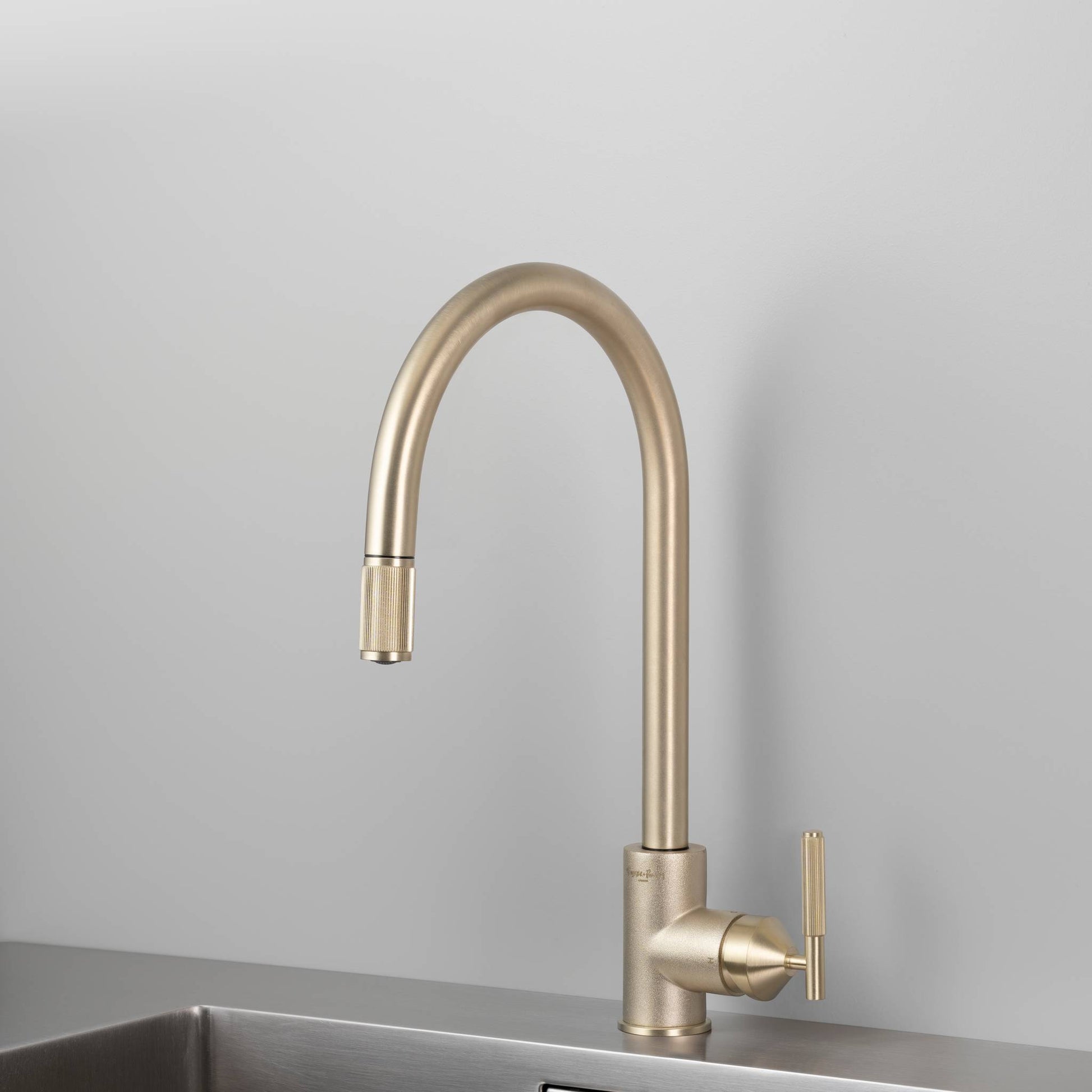 buster + punch | keukenkraan pull-out mixer linear | goud