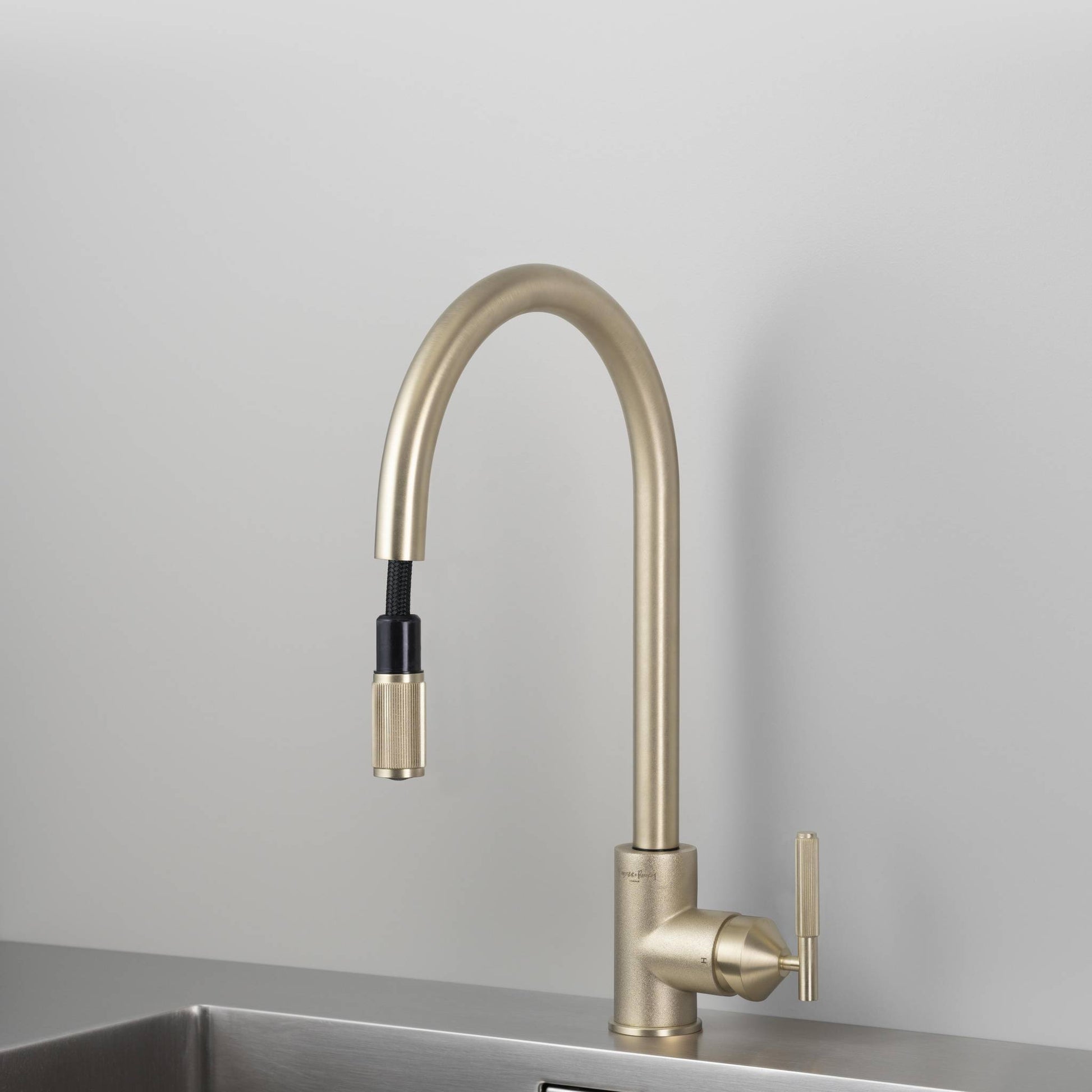 buster + punch | keukenkraan pull-out mixer linear | goud