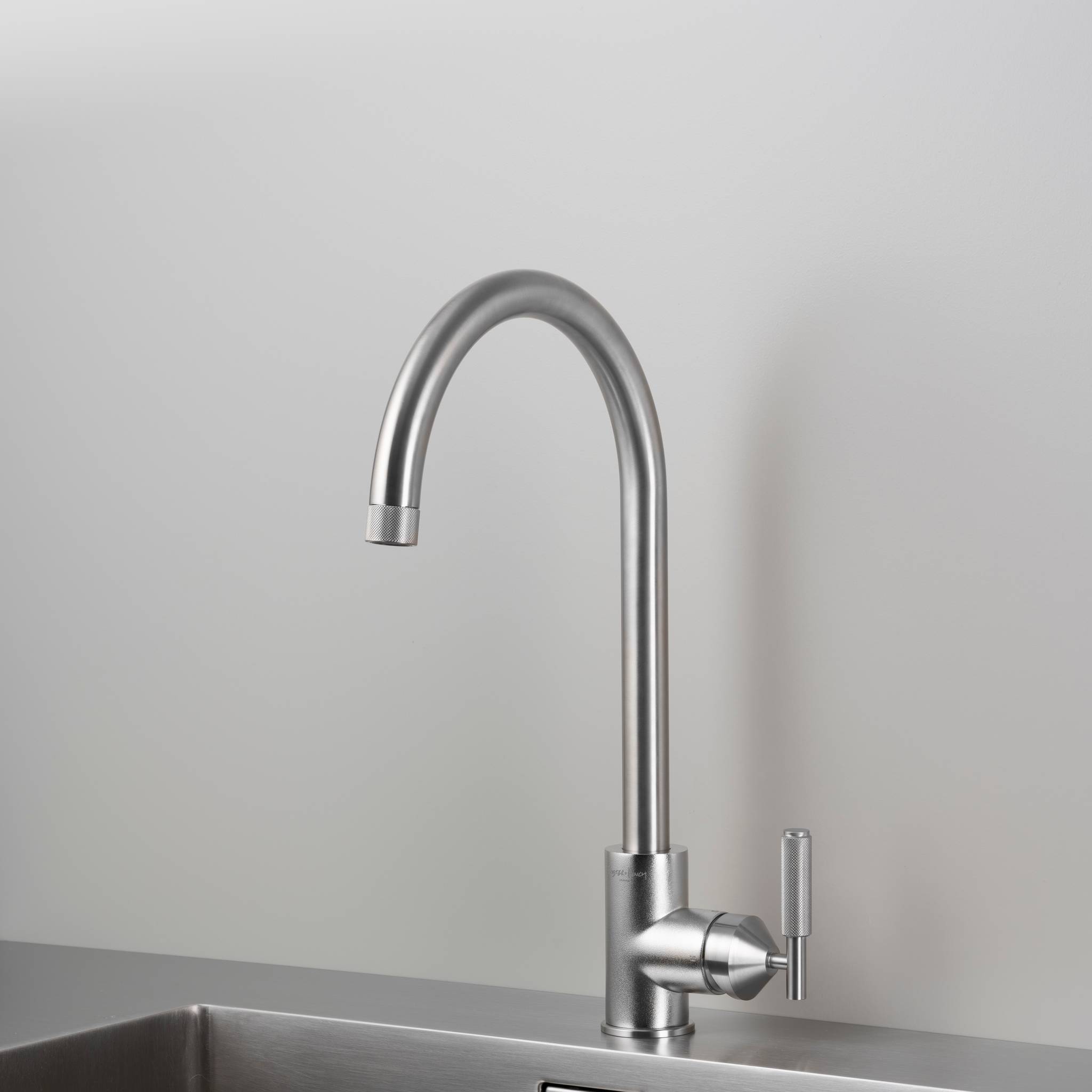 buster + punch | keukenkraan mixer cross | steel