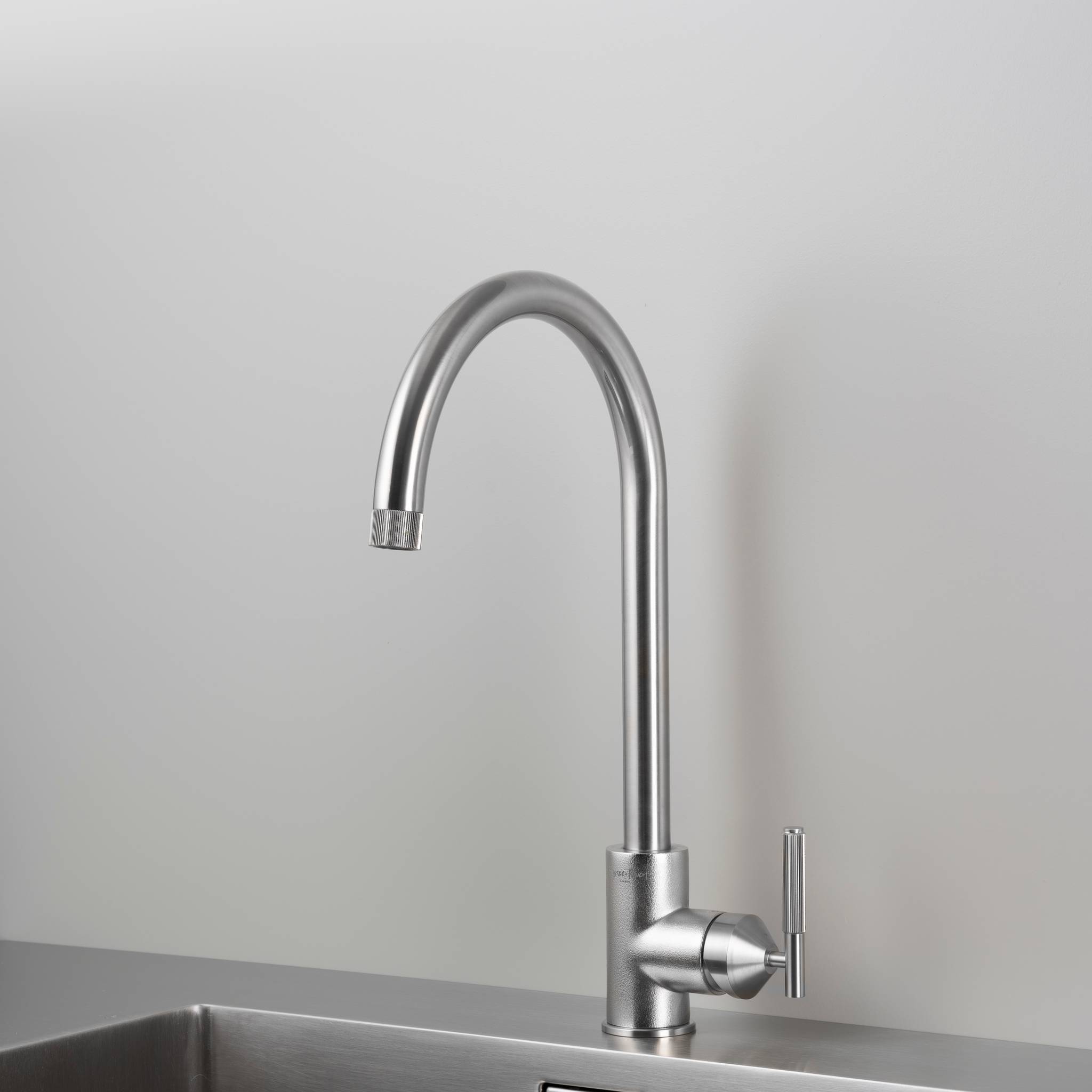 buster + punch | keukenkraan mixer linear | steel
