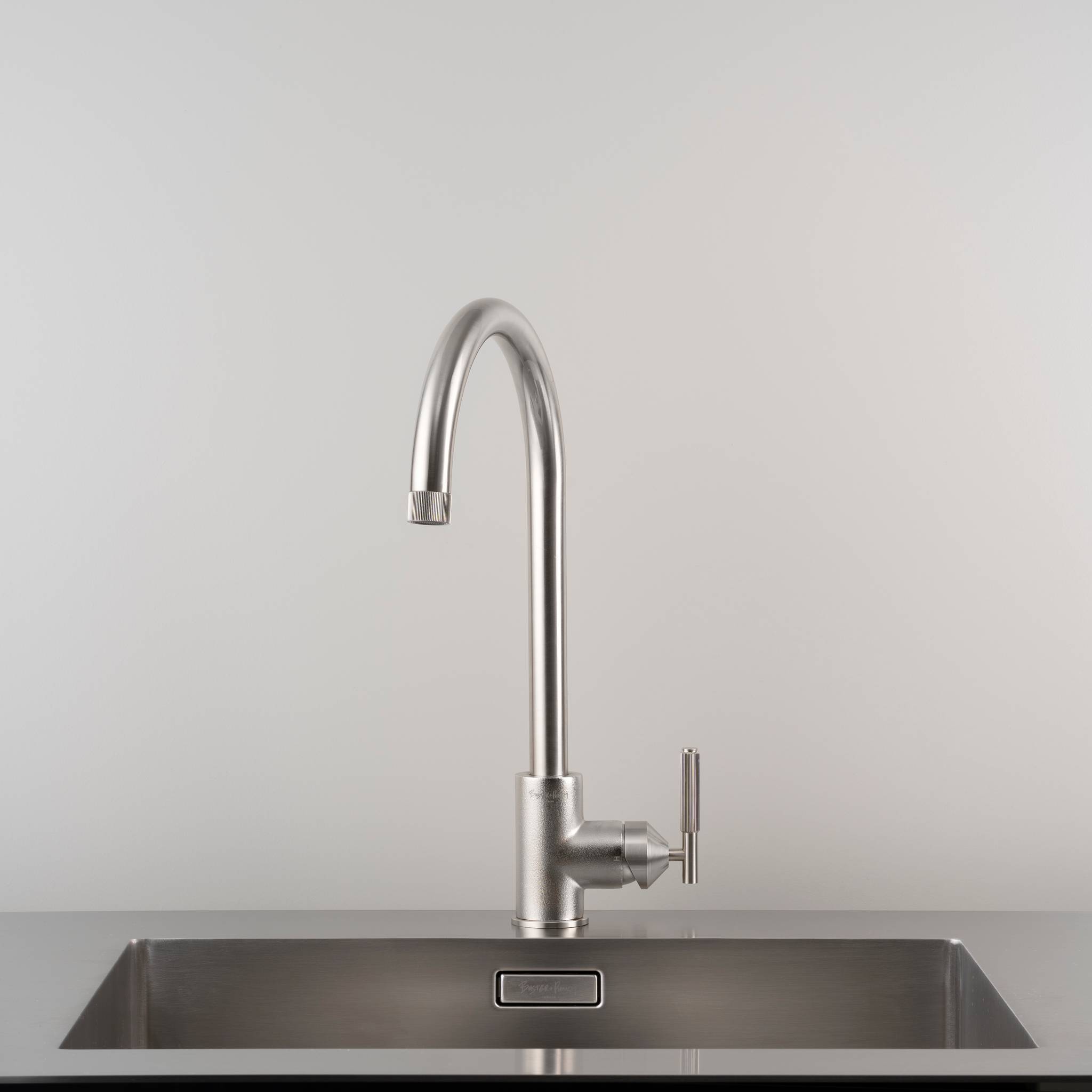 buster + punch | keukenkraan mixer linear | steel