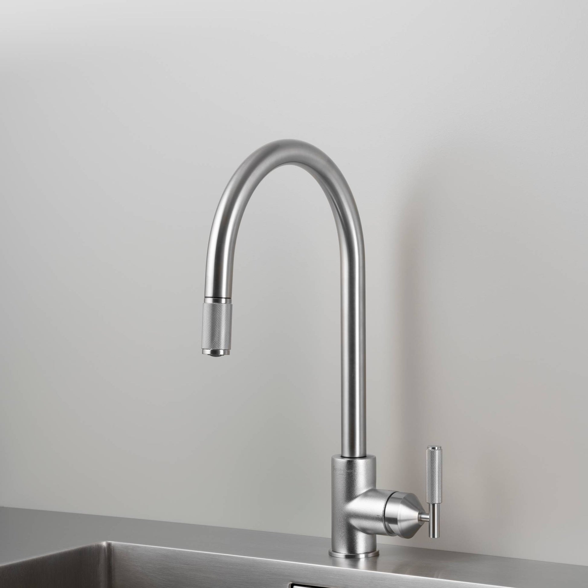 buster + punch | keukenkraan pull-out mixer cross | steel