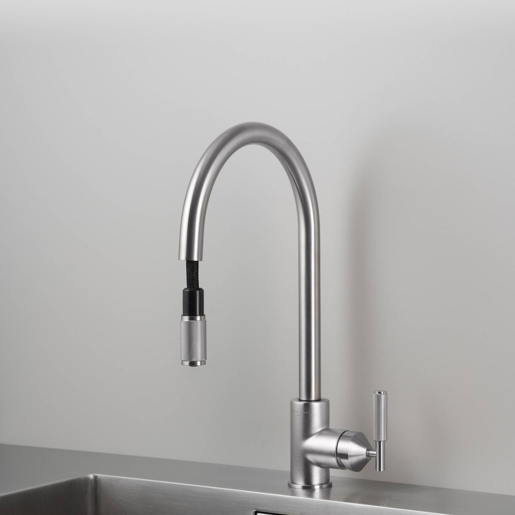 buster + punch | keukenkraan pull-out mixer cross | steel