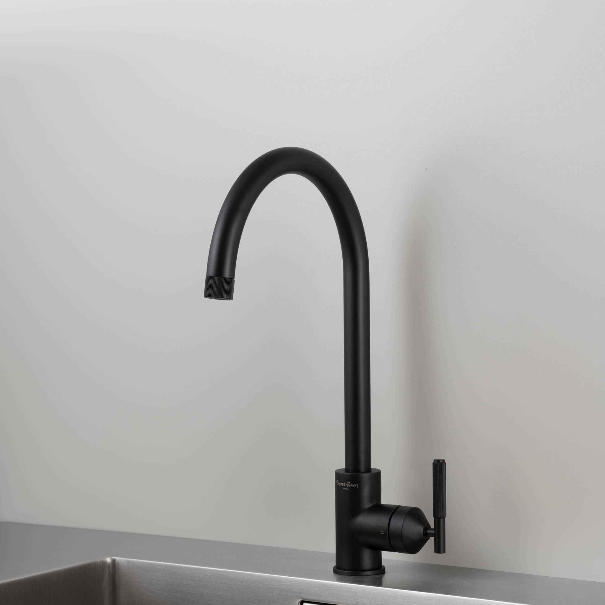 buster + punch | keukenkraan mixer linear | welders black