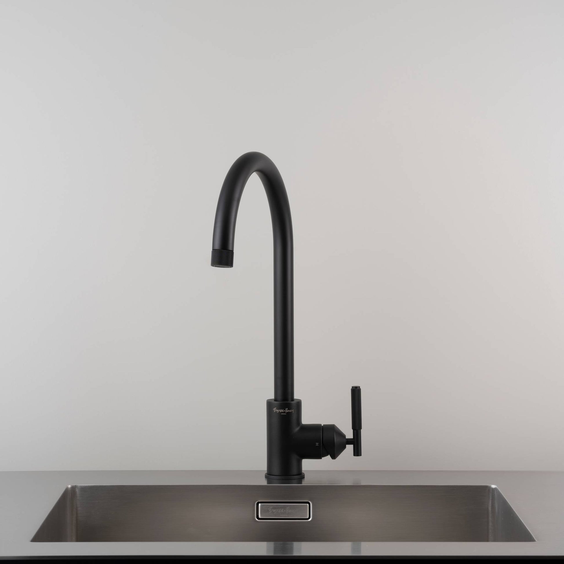buster + punch | keukenkraan mixer linear | welders black