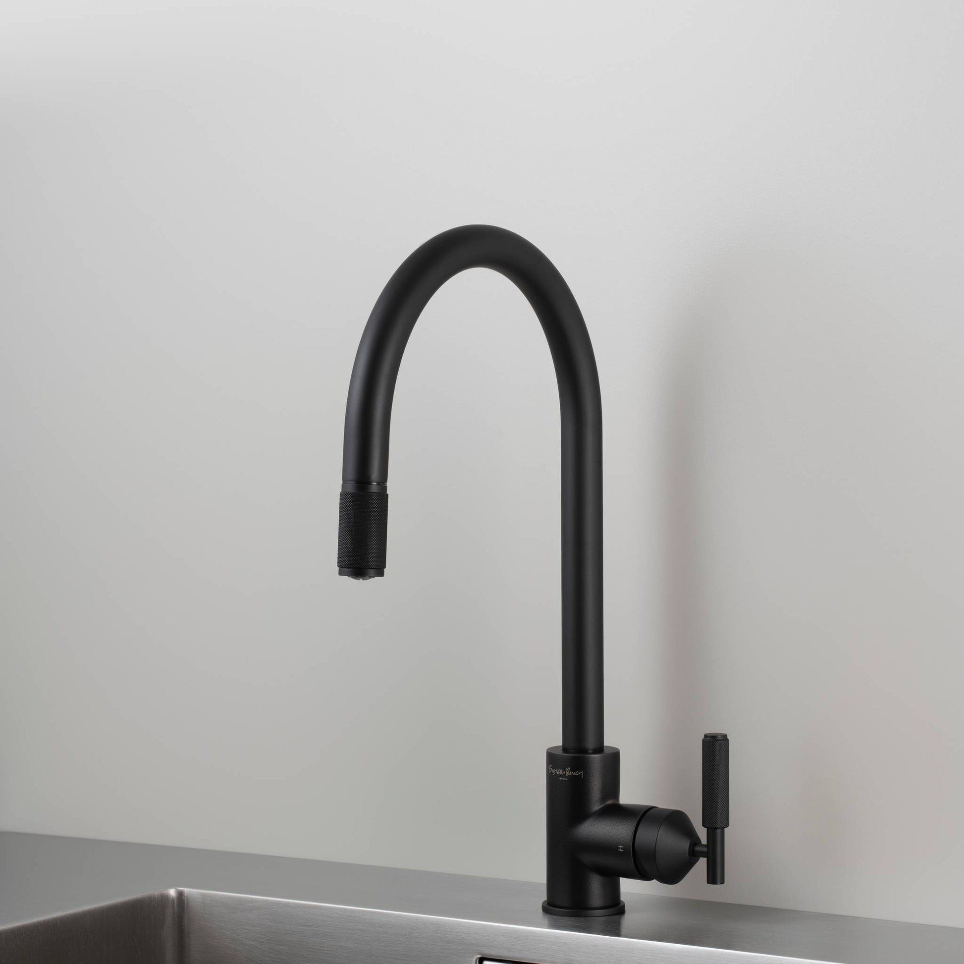 buster + punch | keukenkraan pull-out mixer cross | welders black