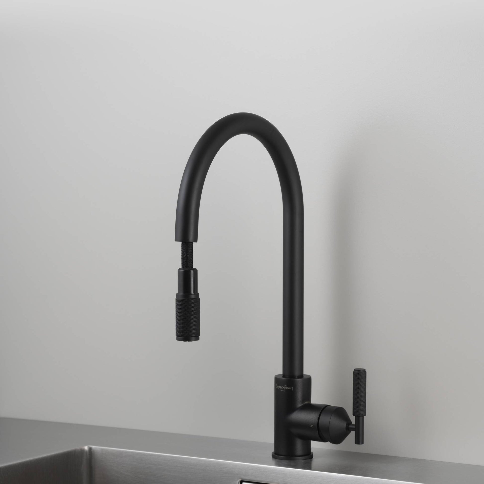 buster + punch | keukenkraan pull-out mixer cross | welders black