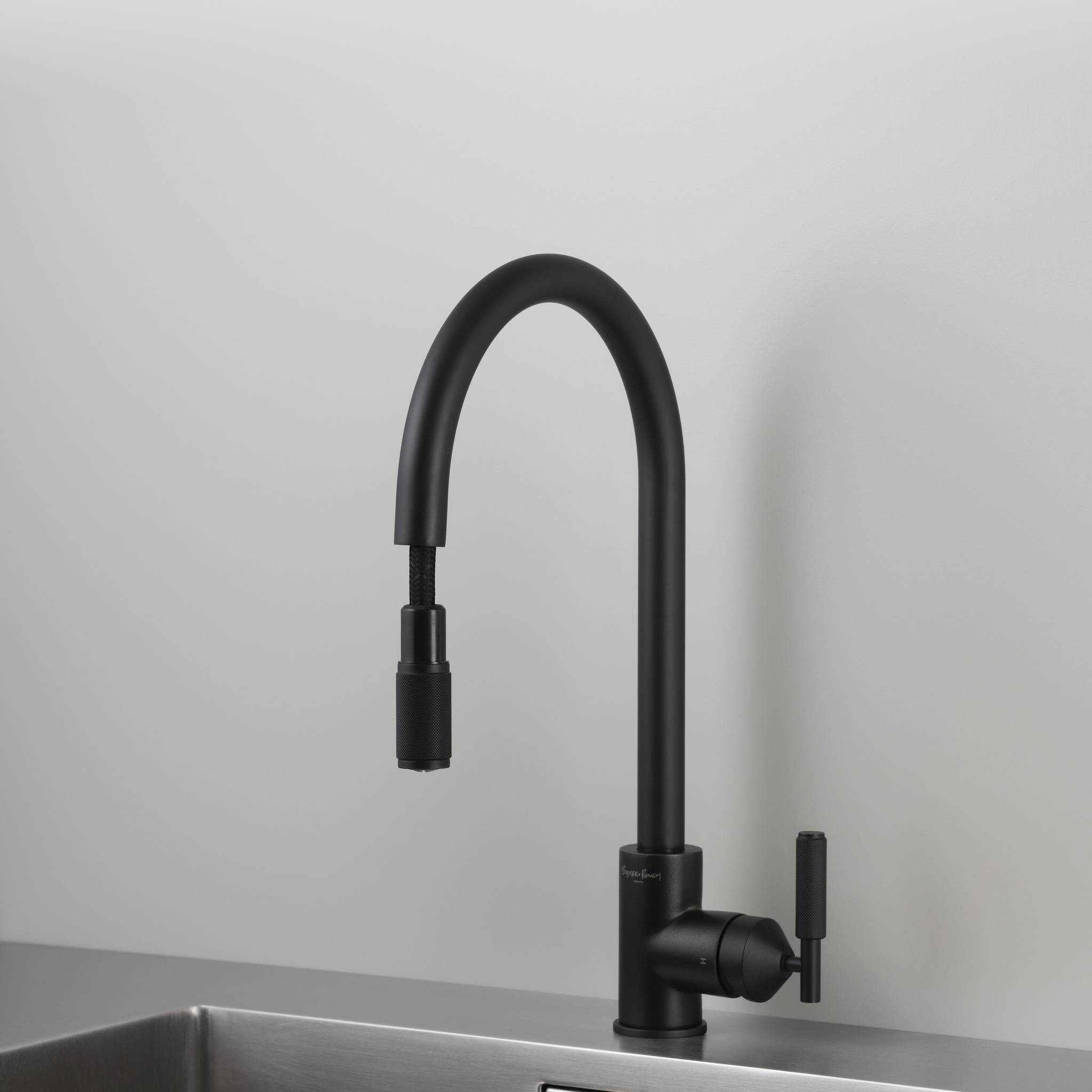 buster + punch | keukenkraan pull-out mixer cross | welders black