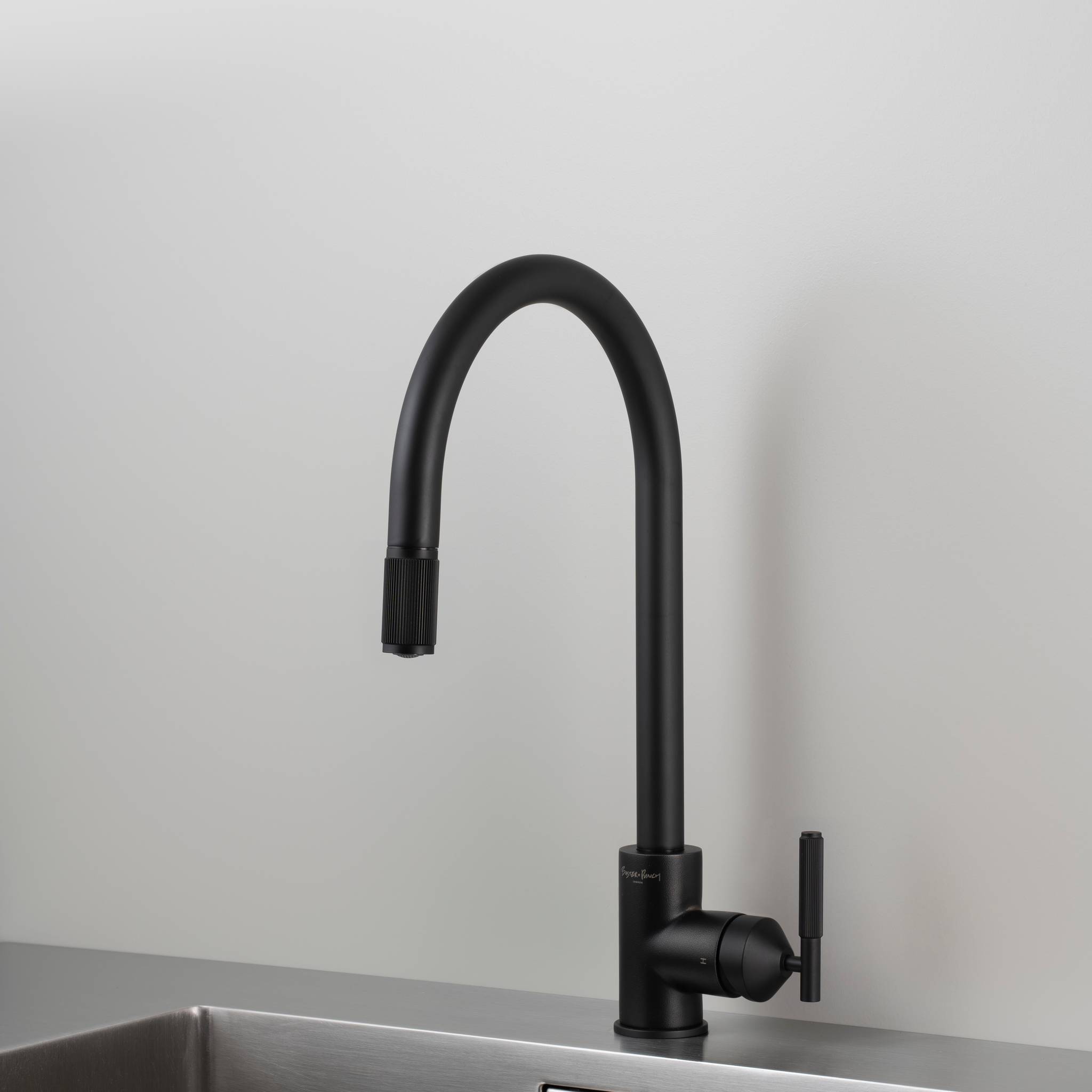buster + punch | keukenkraan pull-out mixer linear | welders black