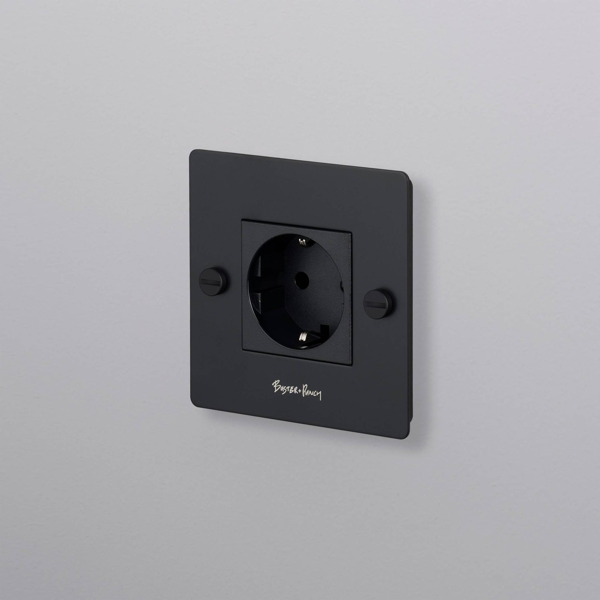 Buster + Punch | Stopcontact 1-voudig Schuko (kruis, met logo) | Zwart