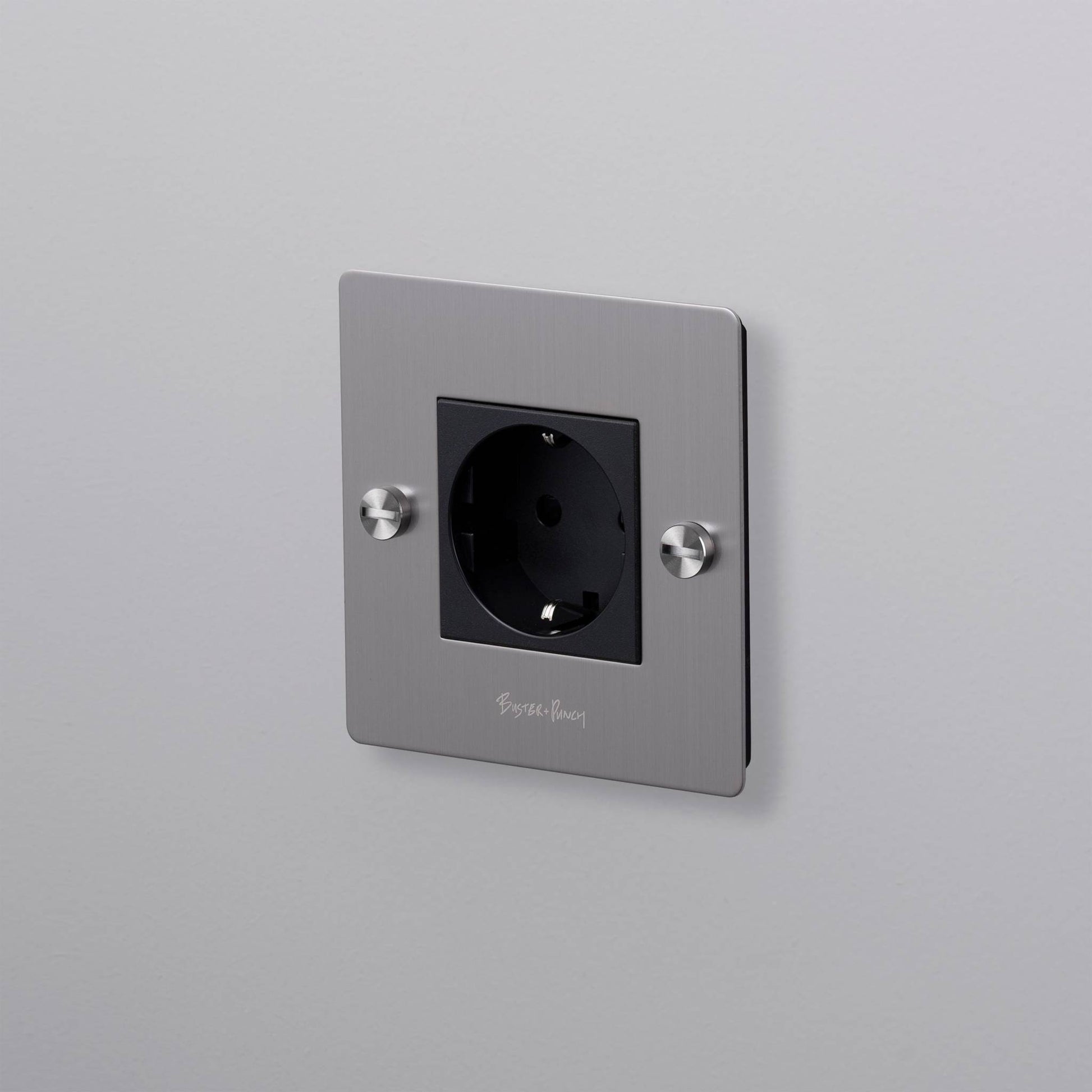 Buster + Punch | Stopcontact 1-voudig Schuko (kruis, met logo) | Zilver