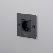 Buster + Punch | Stopcontact 1-voudig Schuko (kruis, met logo) | Brons