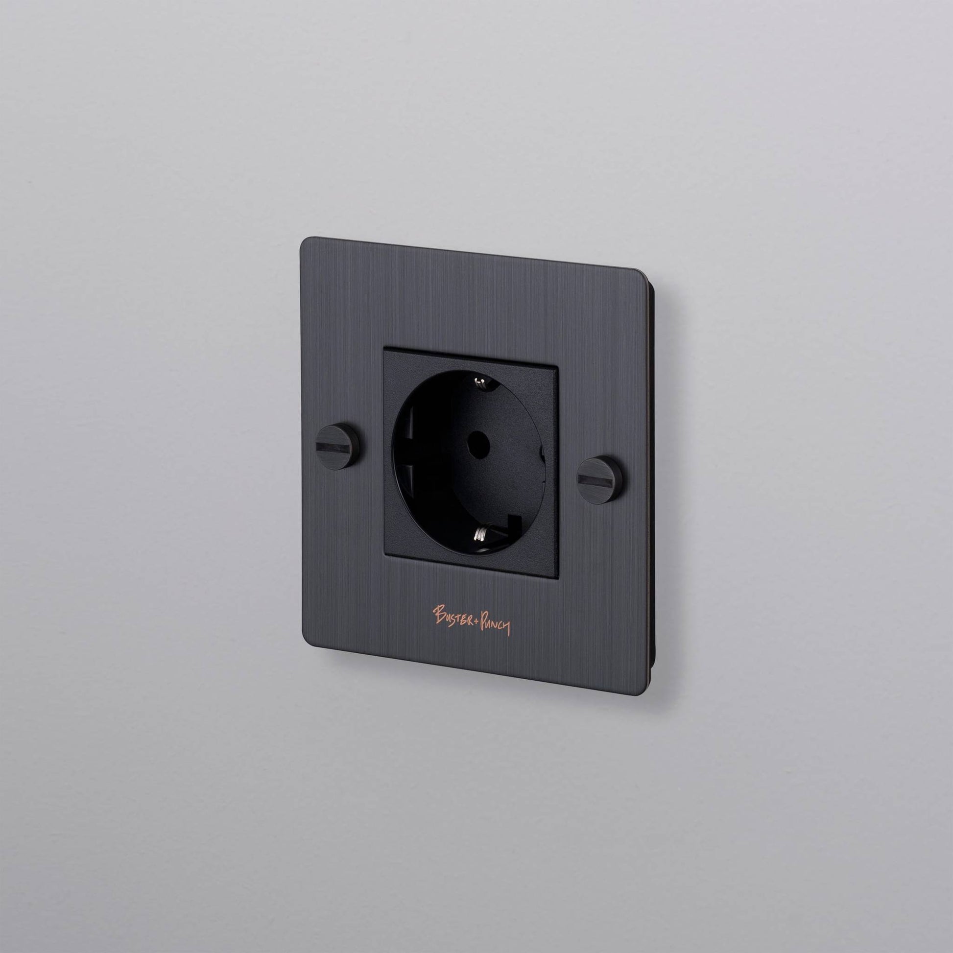 Buster + Punch | Stopcontact 1-voudig Schuko (kruis, met logo) | Brons