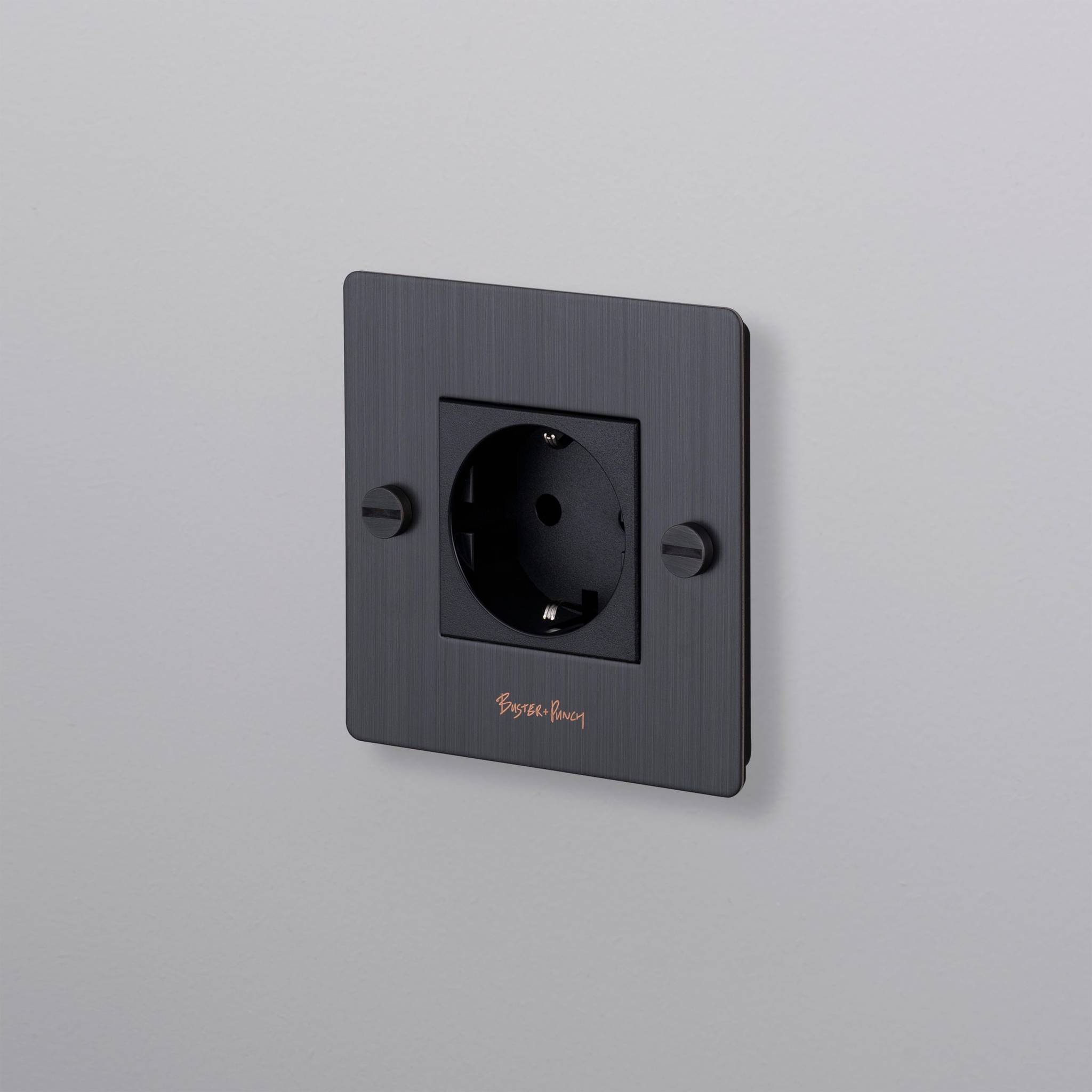 Buster + Punch | Stopcontact 1-voudig Schuko (kruis, met logo) | Brons