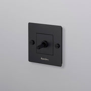 buster + punch | lichtschakelaar 1-voudige tuimelschakelaar cross (met logo) | black