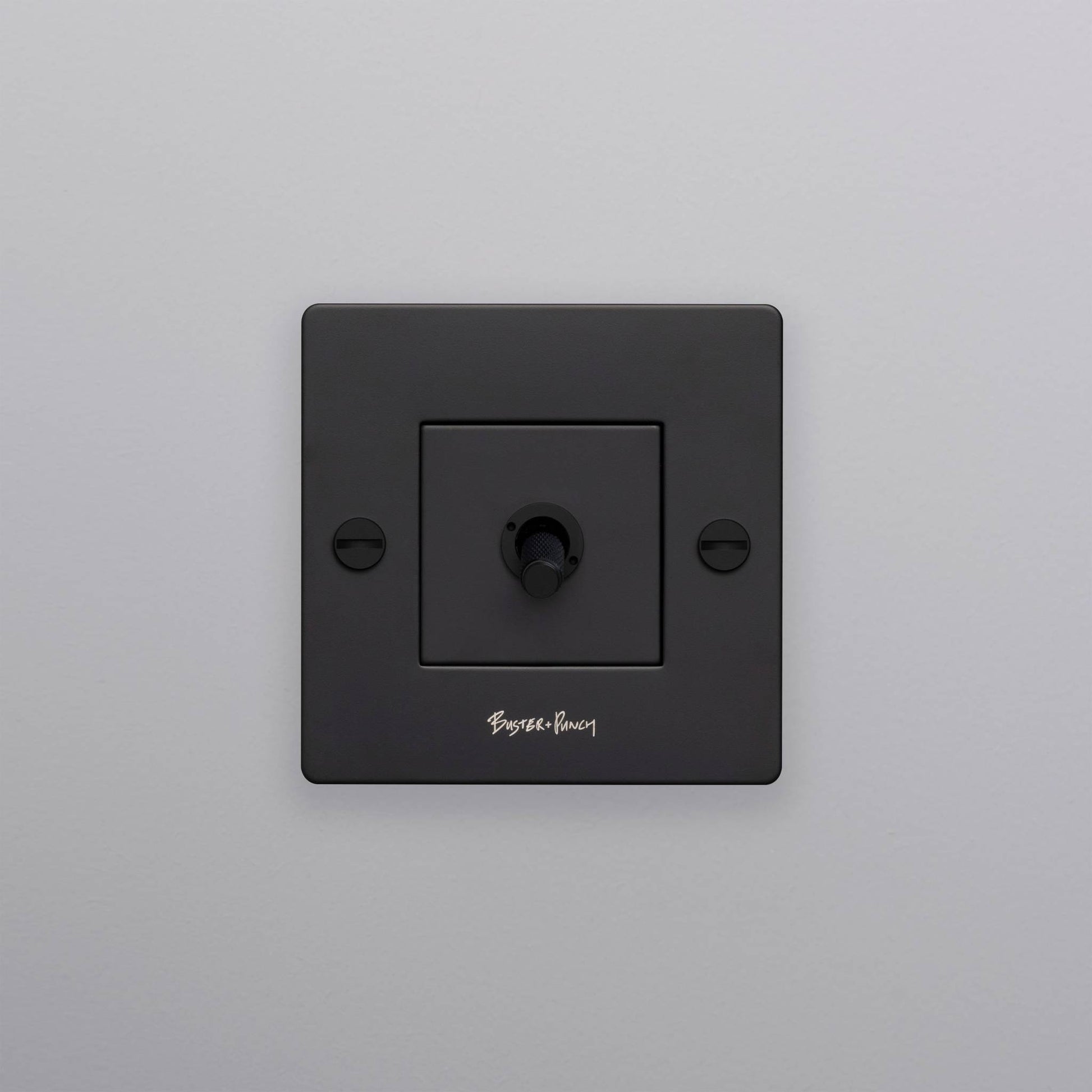 buster + punch | lichtschakelaar 1-voudige tuimelschakelaar cross (met logo) | black zijaanzicht