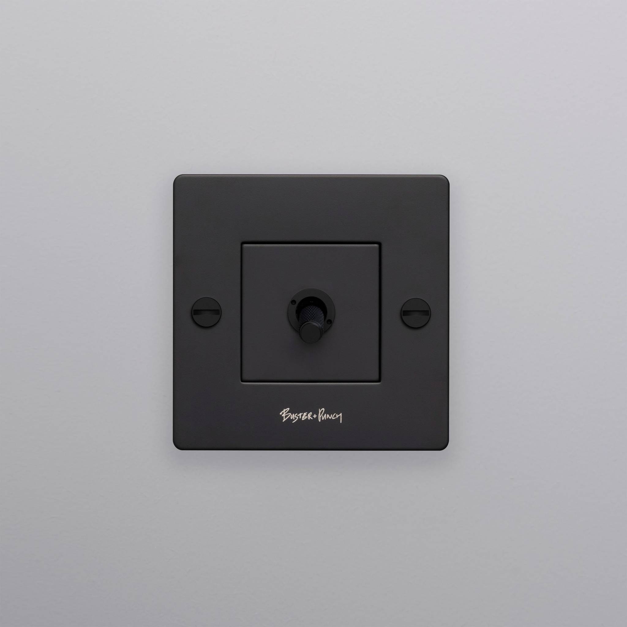 buster + punch | lichtschakelaar 1-voudige tuimelschakelaar cross (met logo) | black zijaanzicht