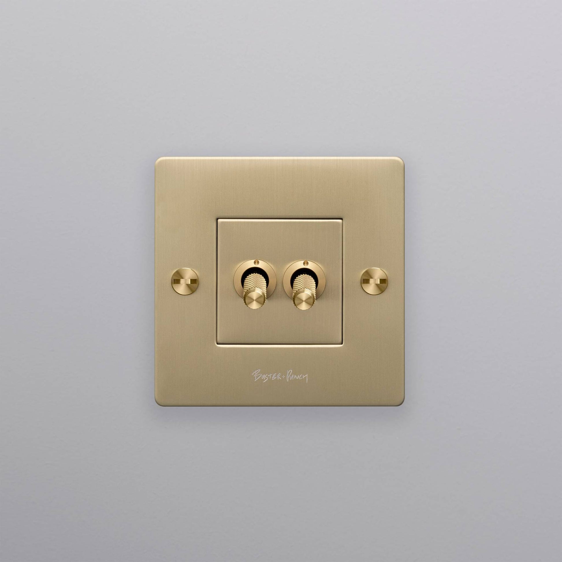buster + punch | lichtschakelaar 1-voudig dubbele tuimelschakelaar (met logo) | goud zijaanzicht