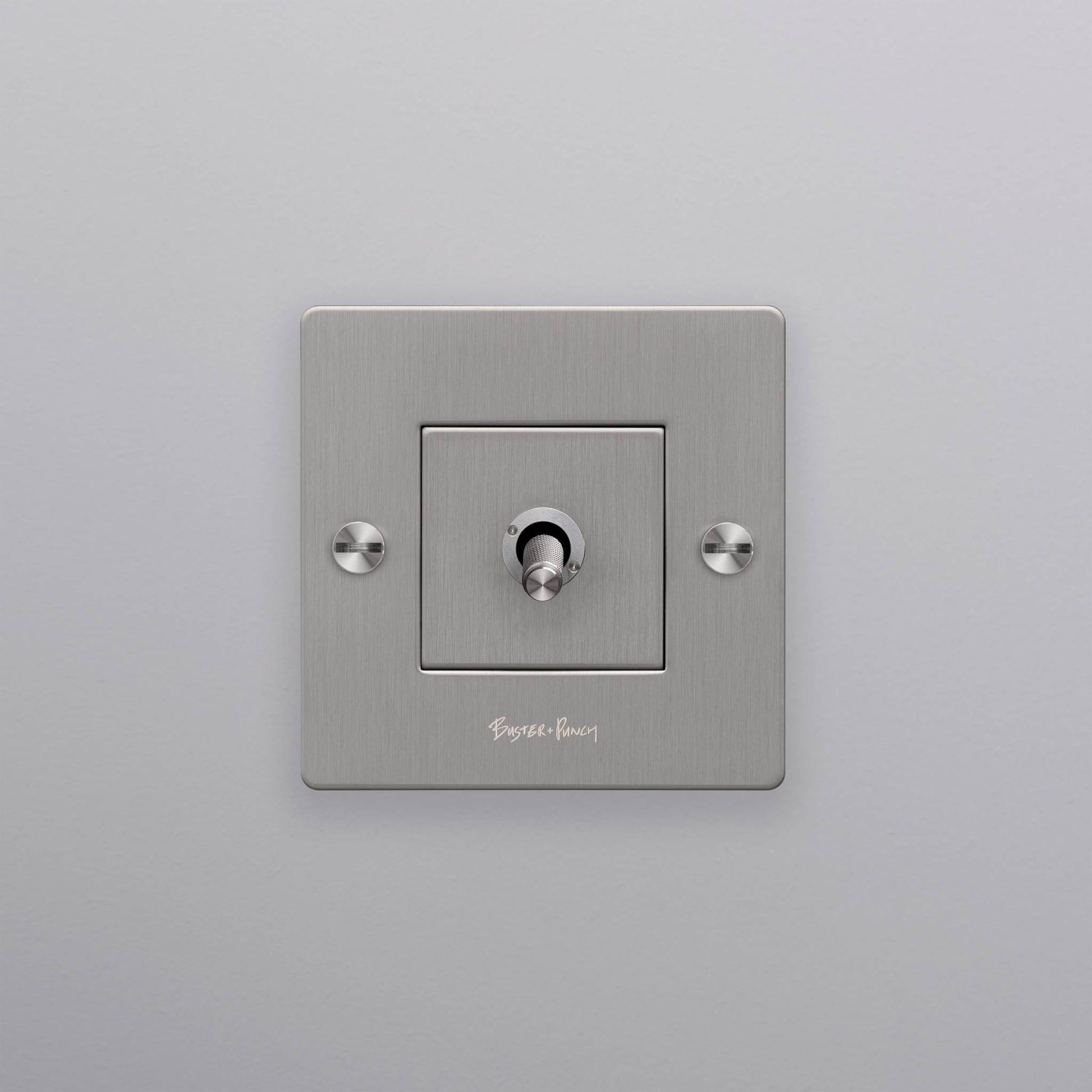 buster + punch | lichtschakelaar 1-voudige tuimelschakelaar cross (met logo) | steel zijaanzicht
