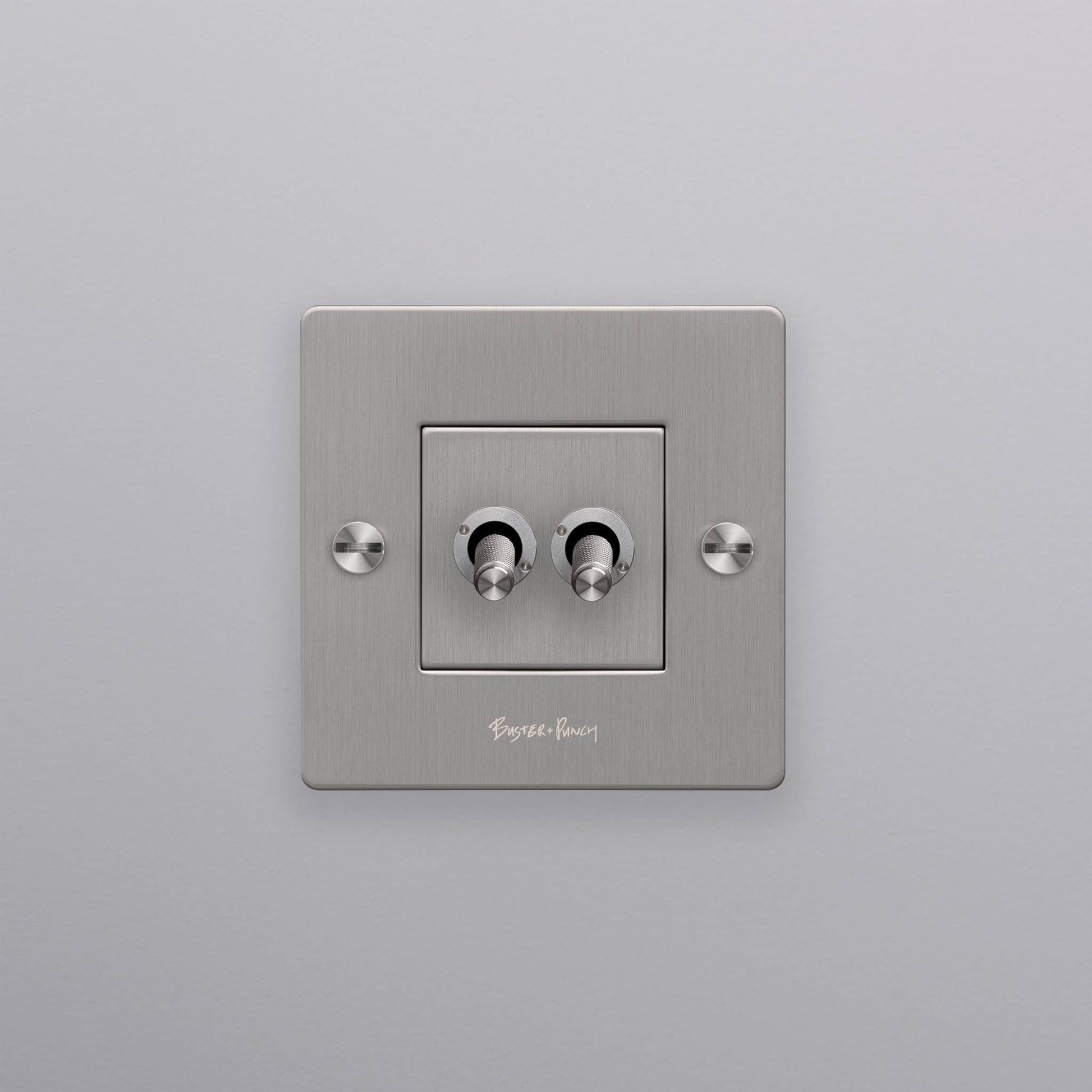 buster + punch | lichtschakelaar 1-voudig dubbele tuimelschakelaar (met logo) | steel zijaanzicht